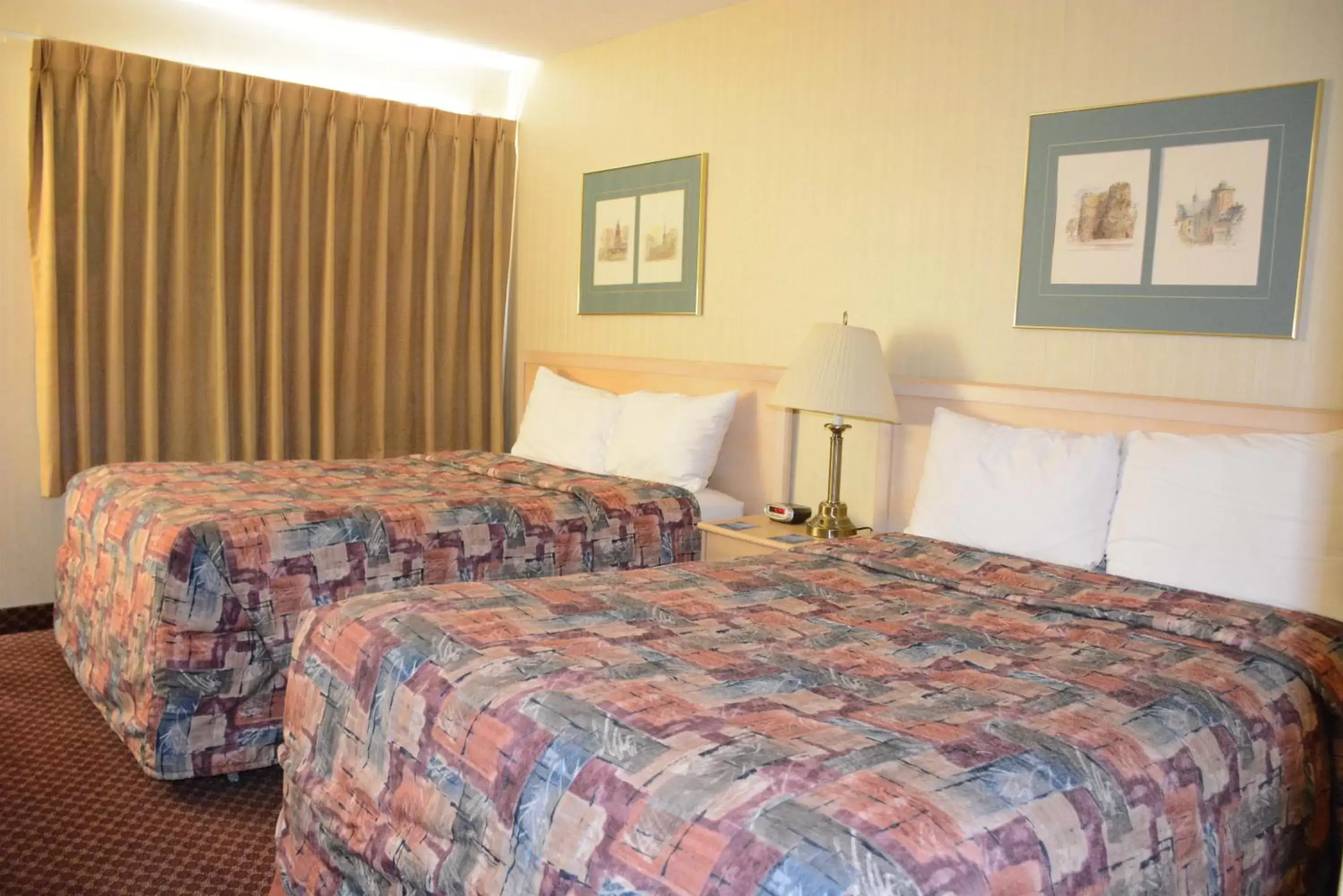 Photo of the whole room, Room Photo in Travelodge by Wyndham Lethbridge