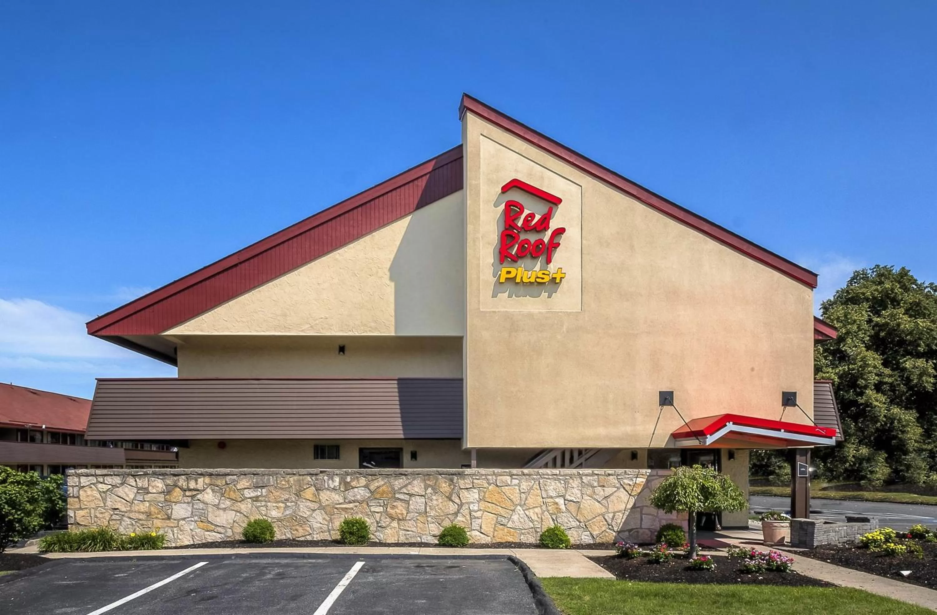 Property building in Red Roof Inn PLUS + Boston - Framingham