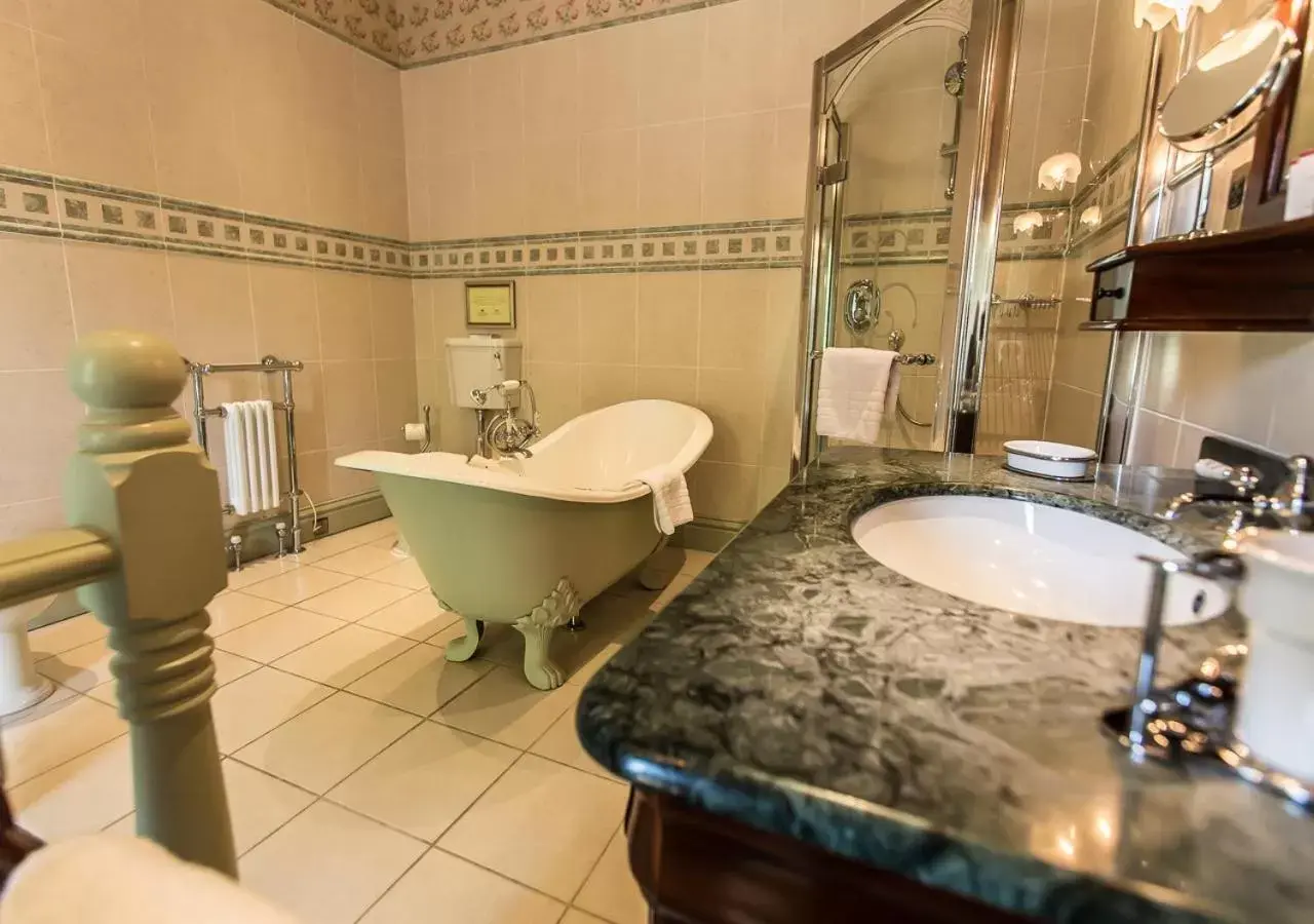 Bathroom in Kilworth House Hotel and Theatre