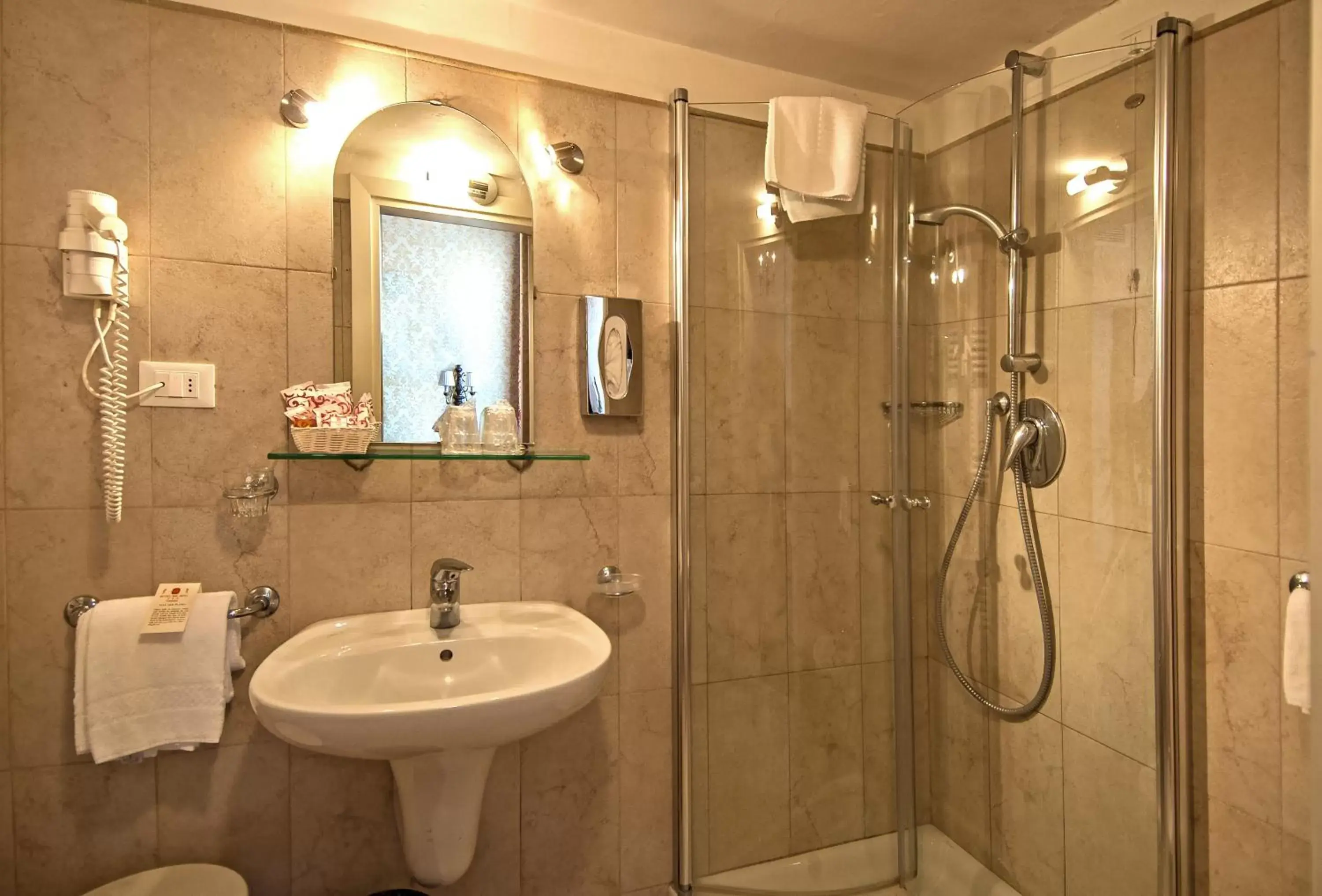 Shower, Bathroom in Hotel Bel Sito e Berlino