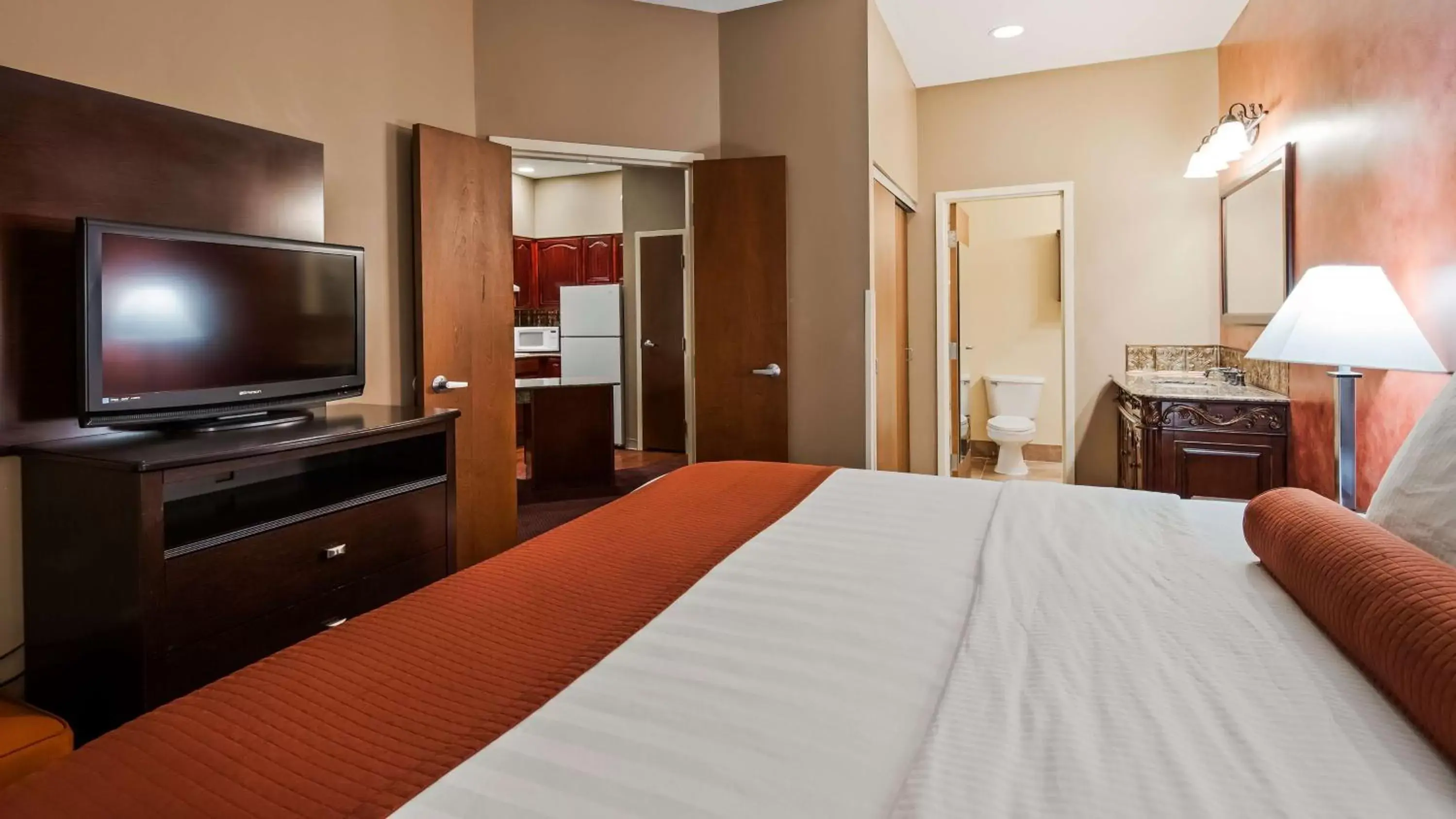 Photo of the whole room, Bed in Best Western PLUS Hannaford Inn & Suites Photo of the whole room, Bed in Best Western PLUS Hannaford Inn & Suites