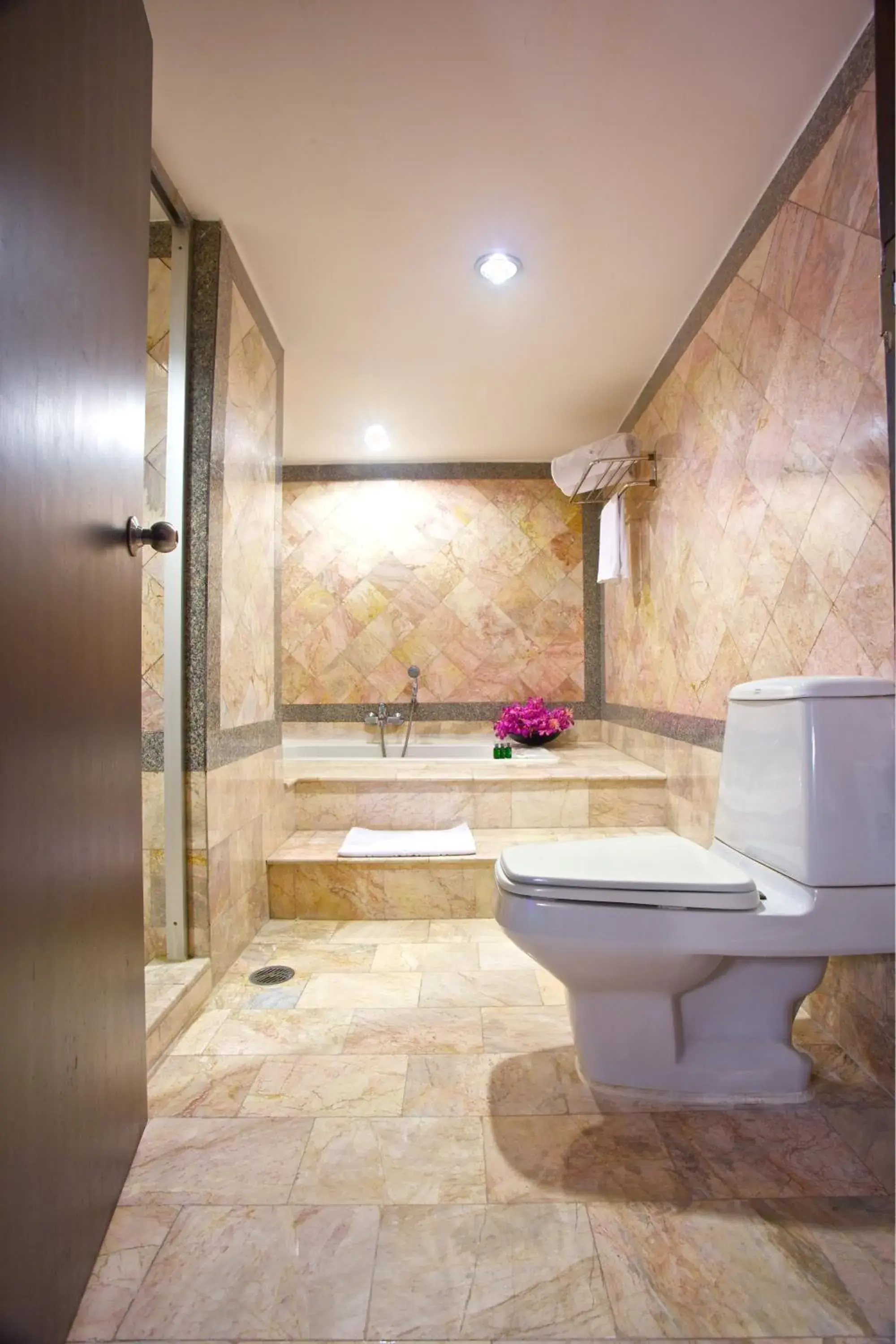 Bathroom in King Park Avenue Hotel