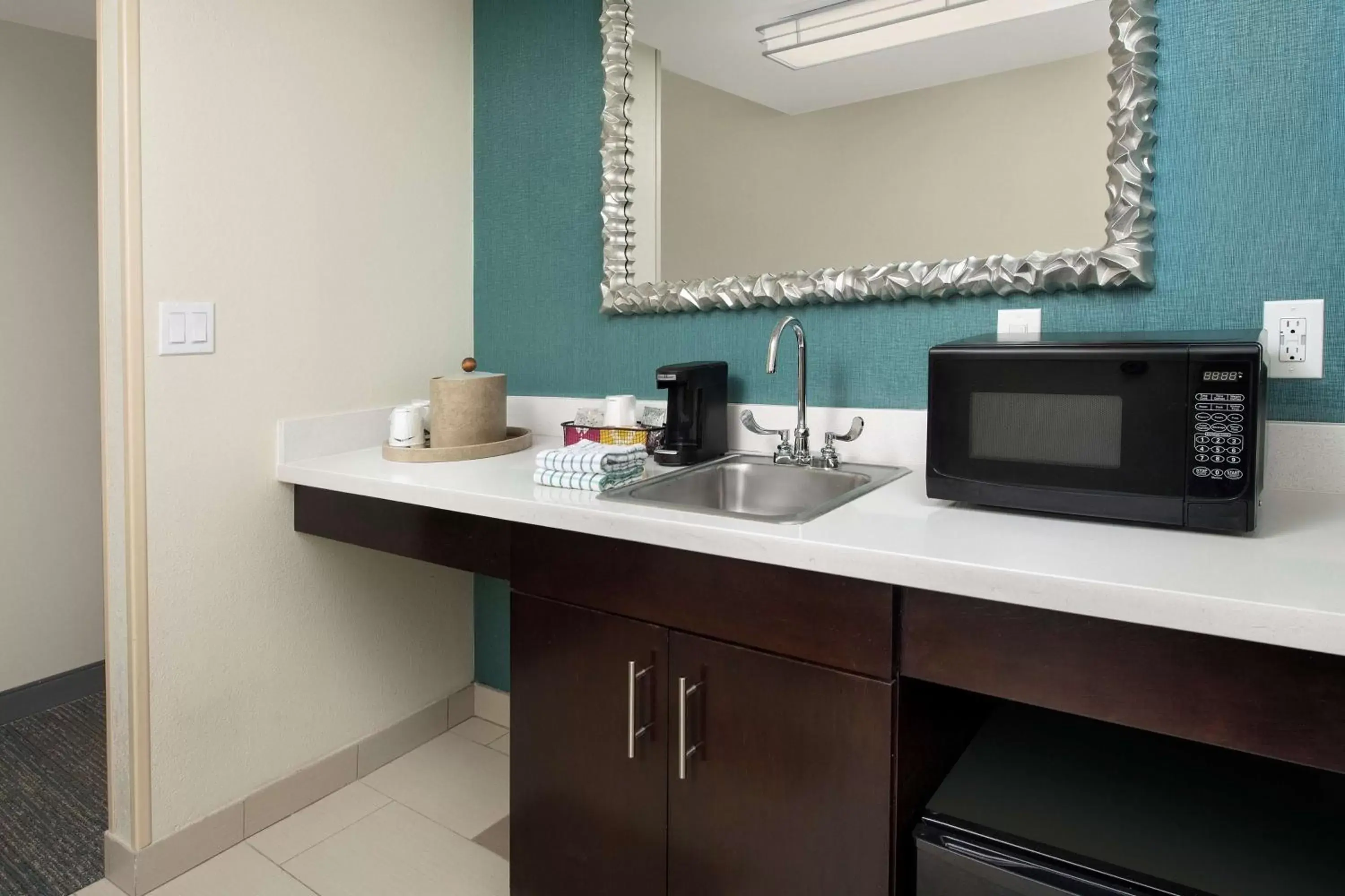 Photo of the whole room, Kitchen/Kitchenette in Hampton Inn & Suites Alpharetta-Windward