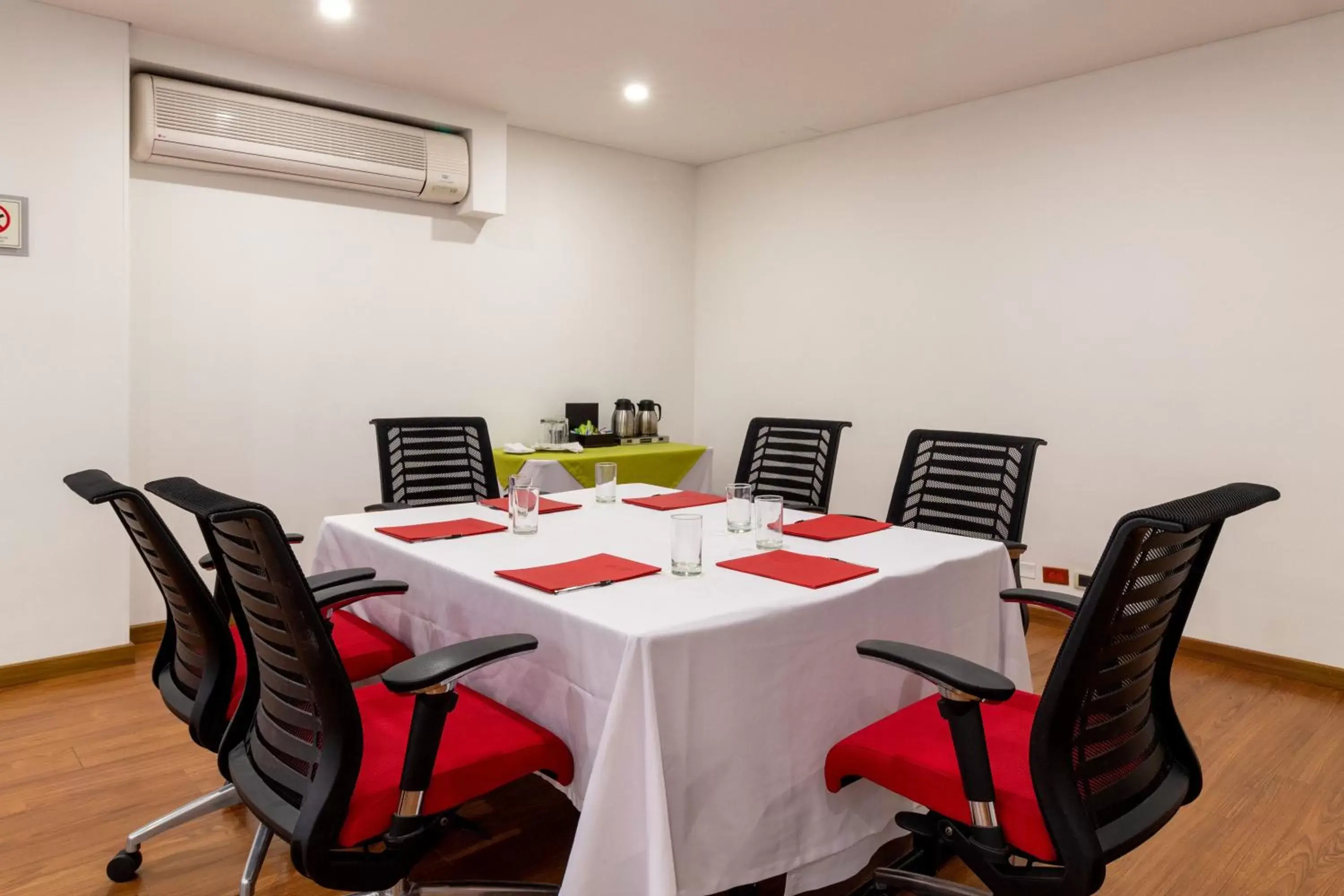 Meeting/conference room in Hotel Madisson Inn Luxury By GEH Suites