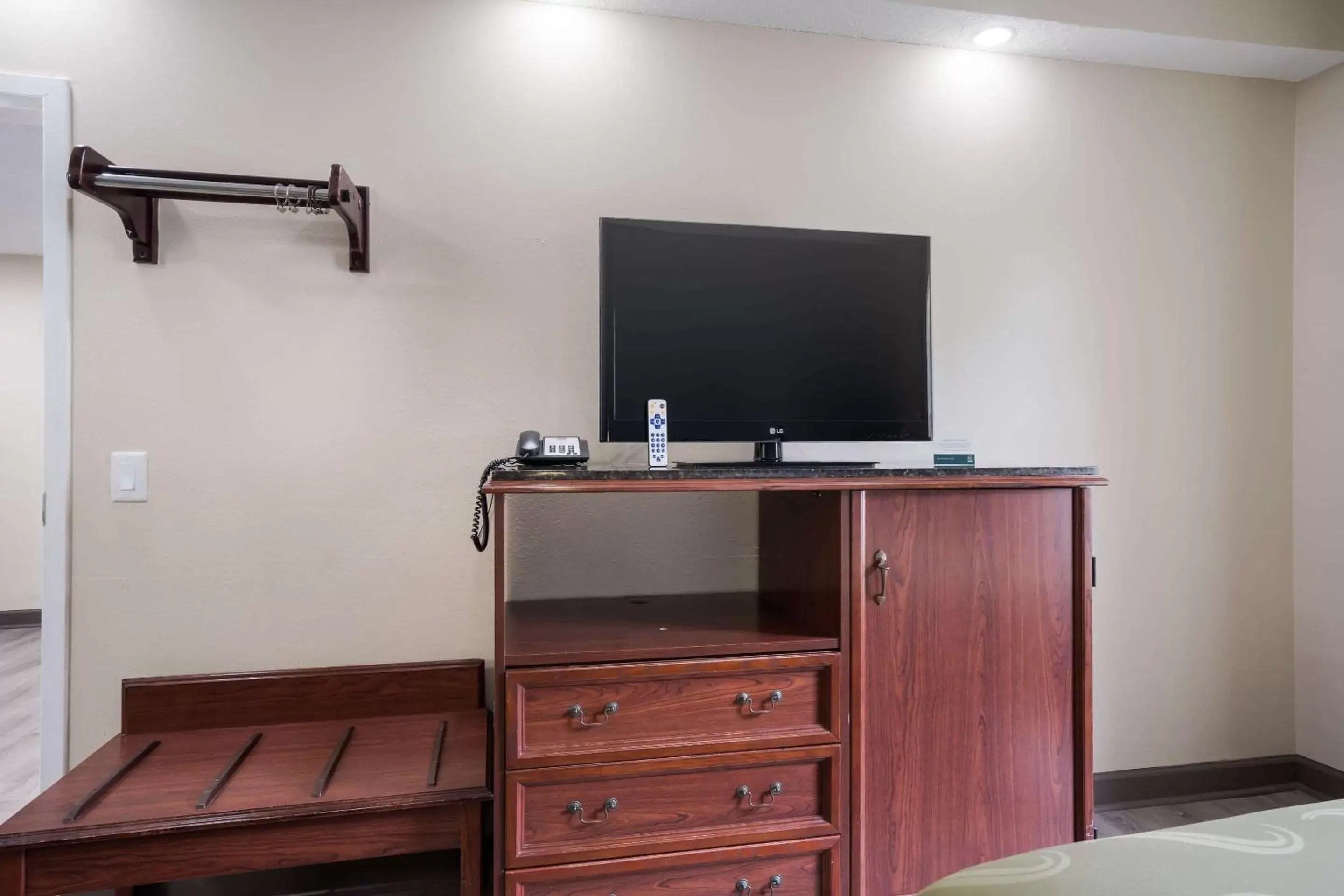 Photo of the whole room, TV/Entertainment Center in Quality Inn Wilmington