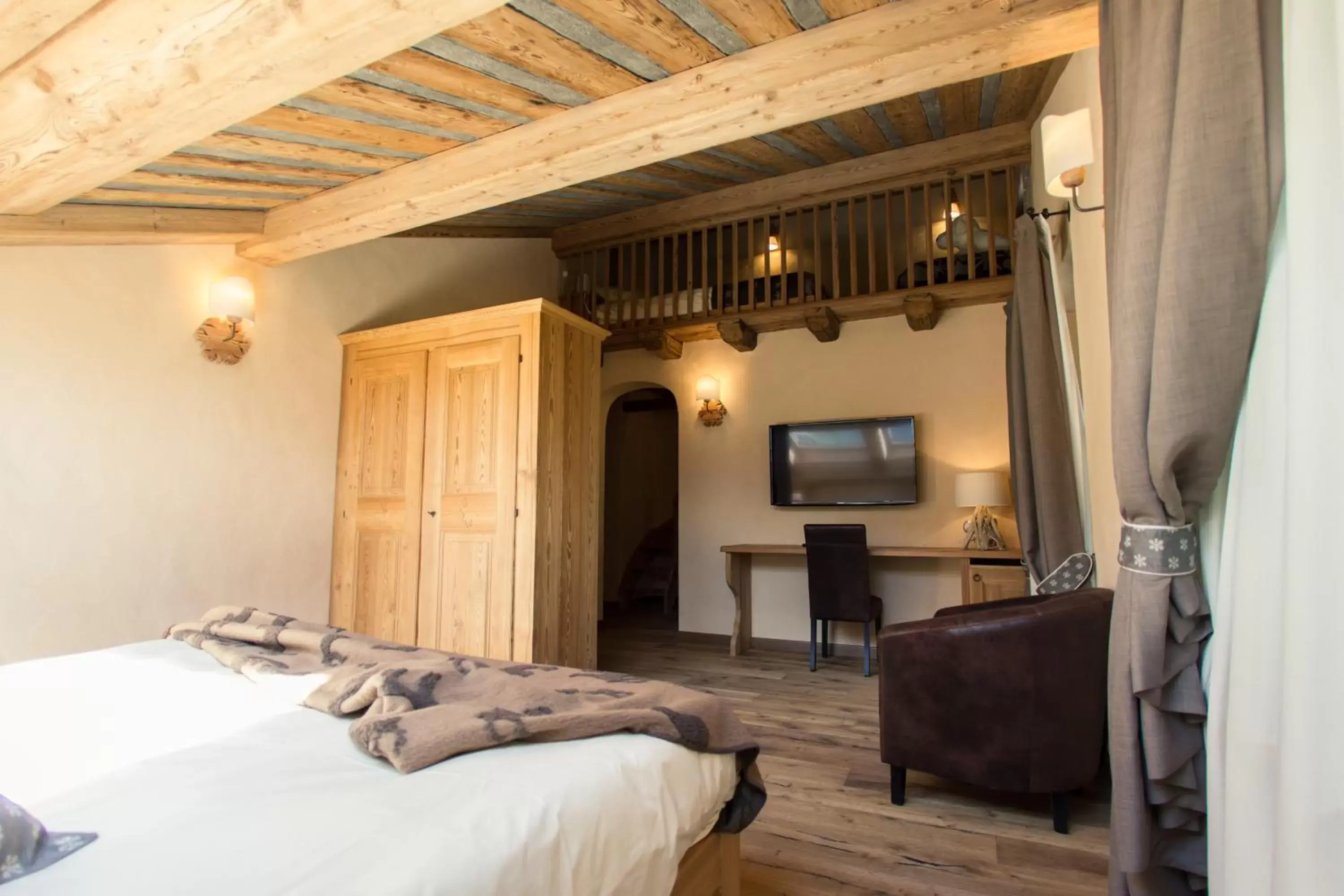 Bedroom, TV/Entertainment Center in Hotel Les Montagnards