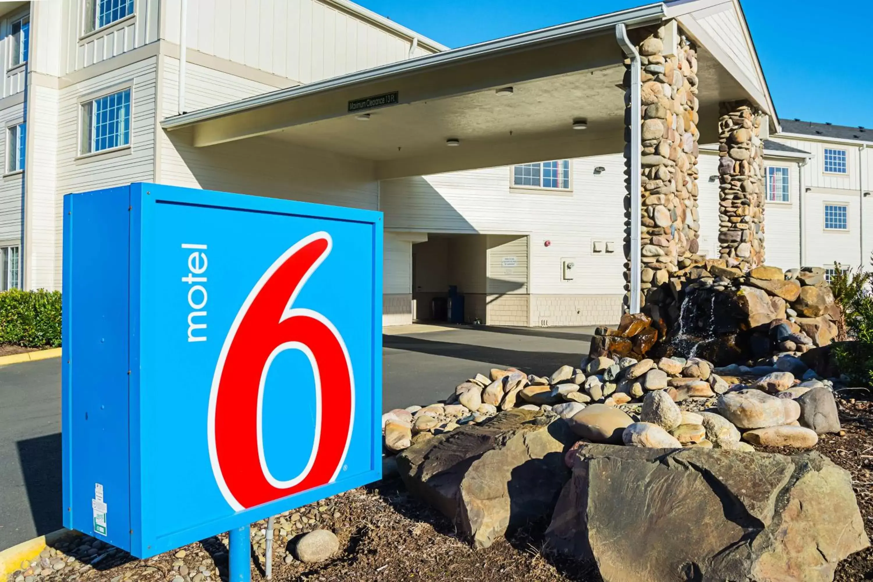 Property building in Motel 6-Newport, OR