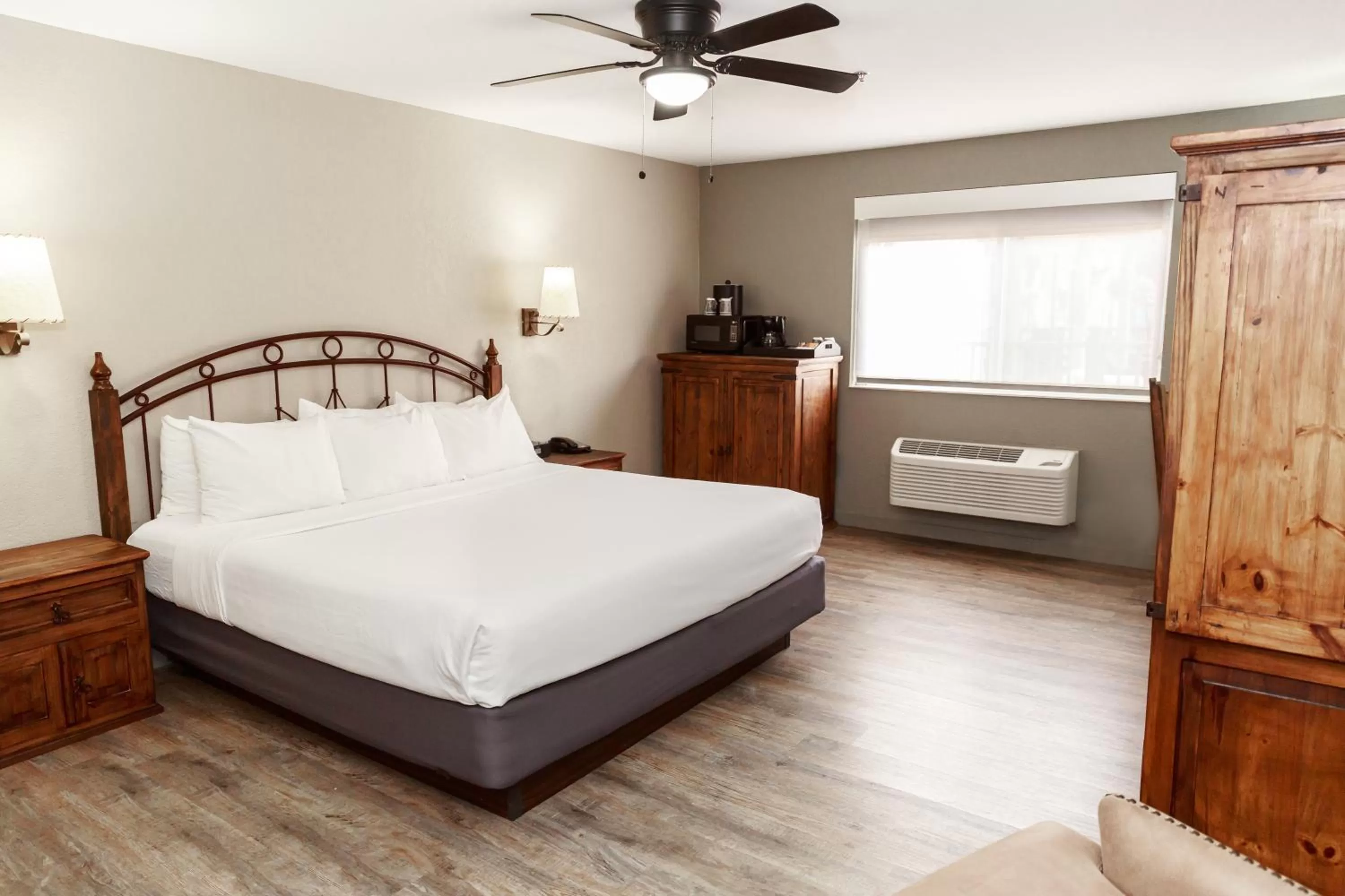 Photo of the whole room, Bed in Aarchway Inn