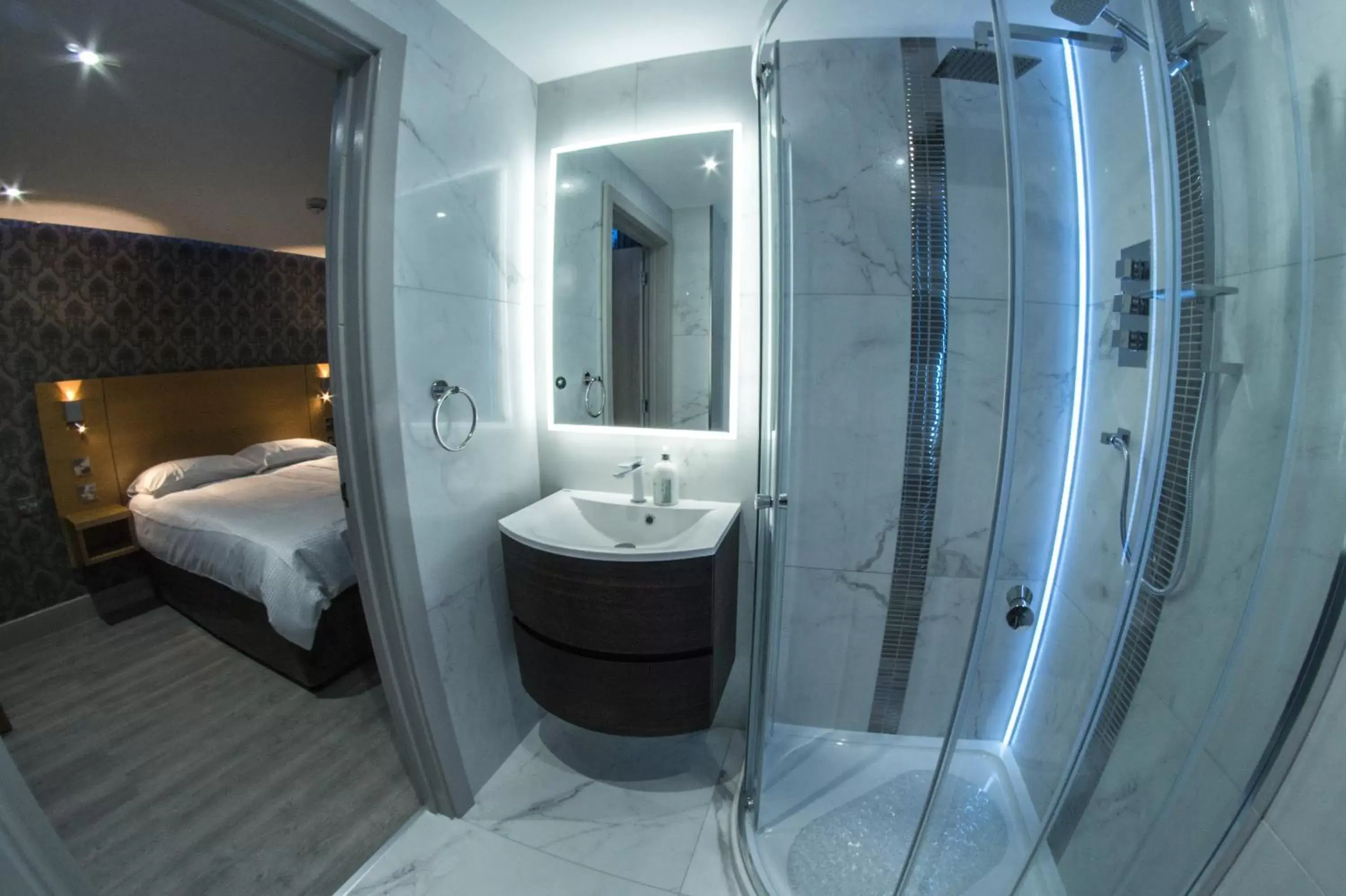 Shower, Bathroom in Quayside Hotel & Bar