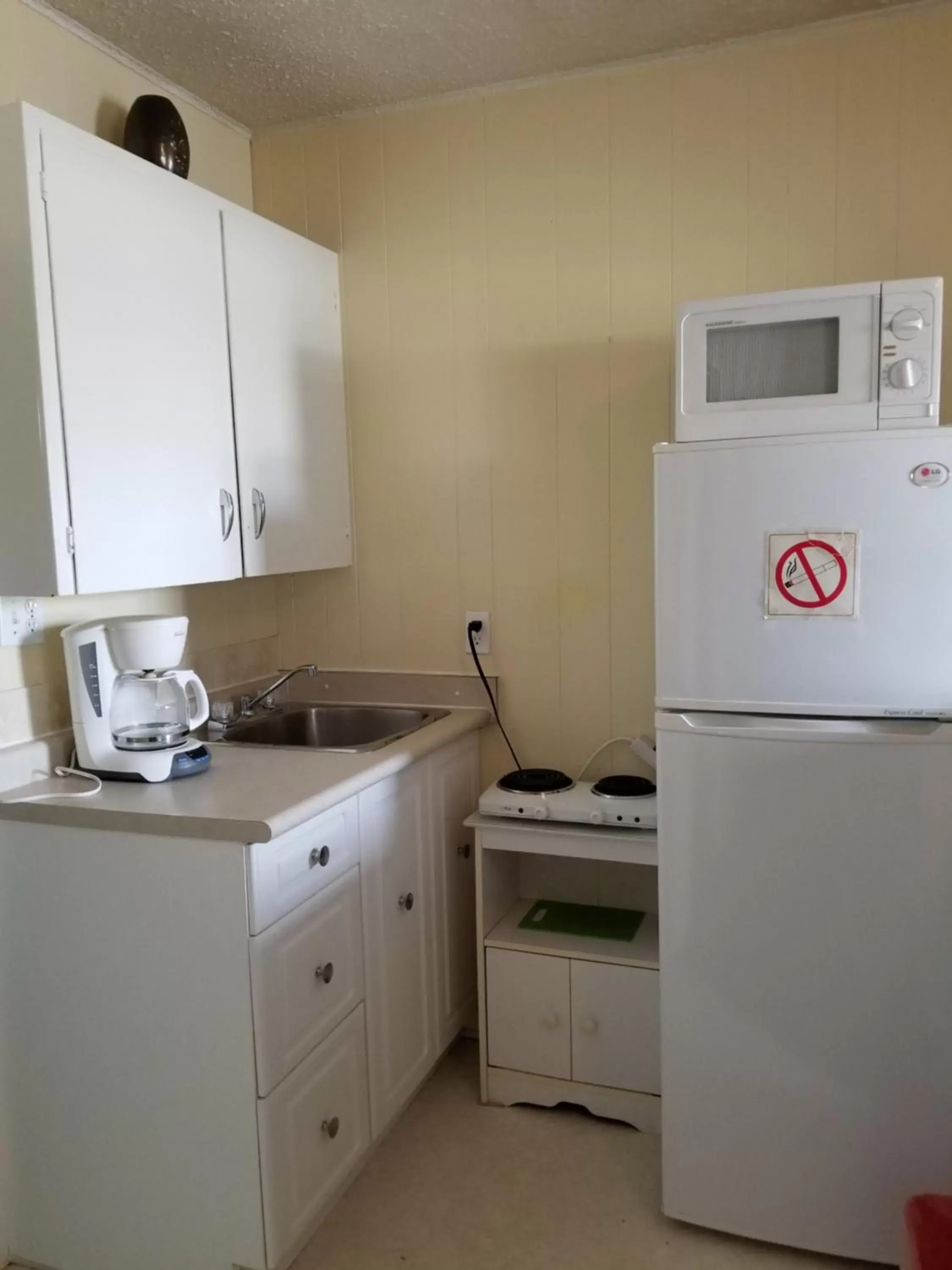 Kitchen/Kitchenette in Melsask Motel