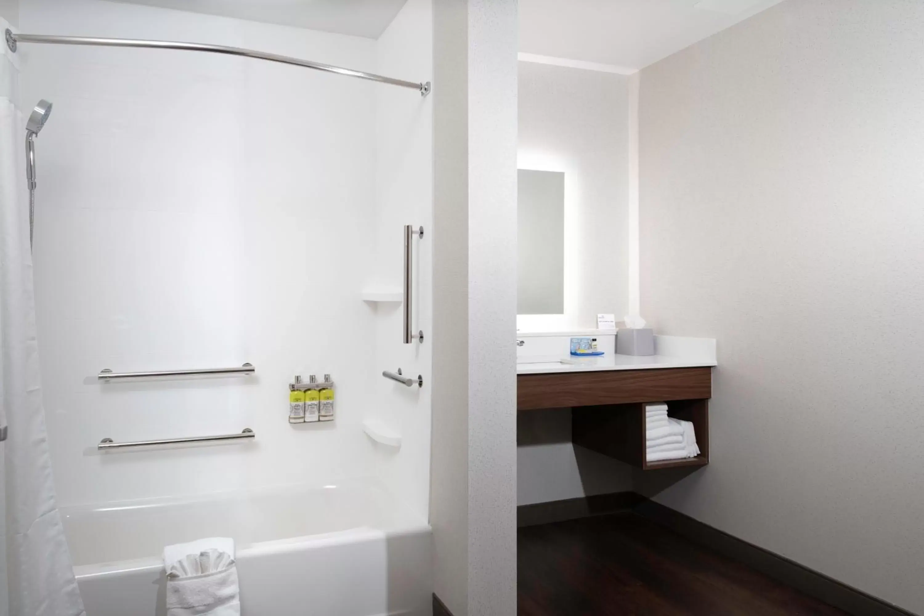 Standard Queen Room with Two Queen Beds and Mobility Accessible Tub in Holiday Inn Express & Suites - The Dalles by IHG Standard Queen Room with Two Queen Beds and Mobility Accessible Tub in Holiday Inn Express & Suites - The Dalles by IHG