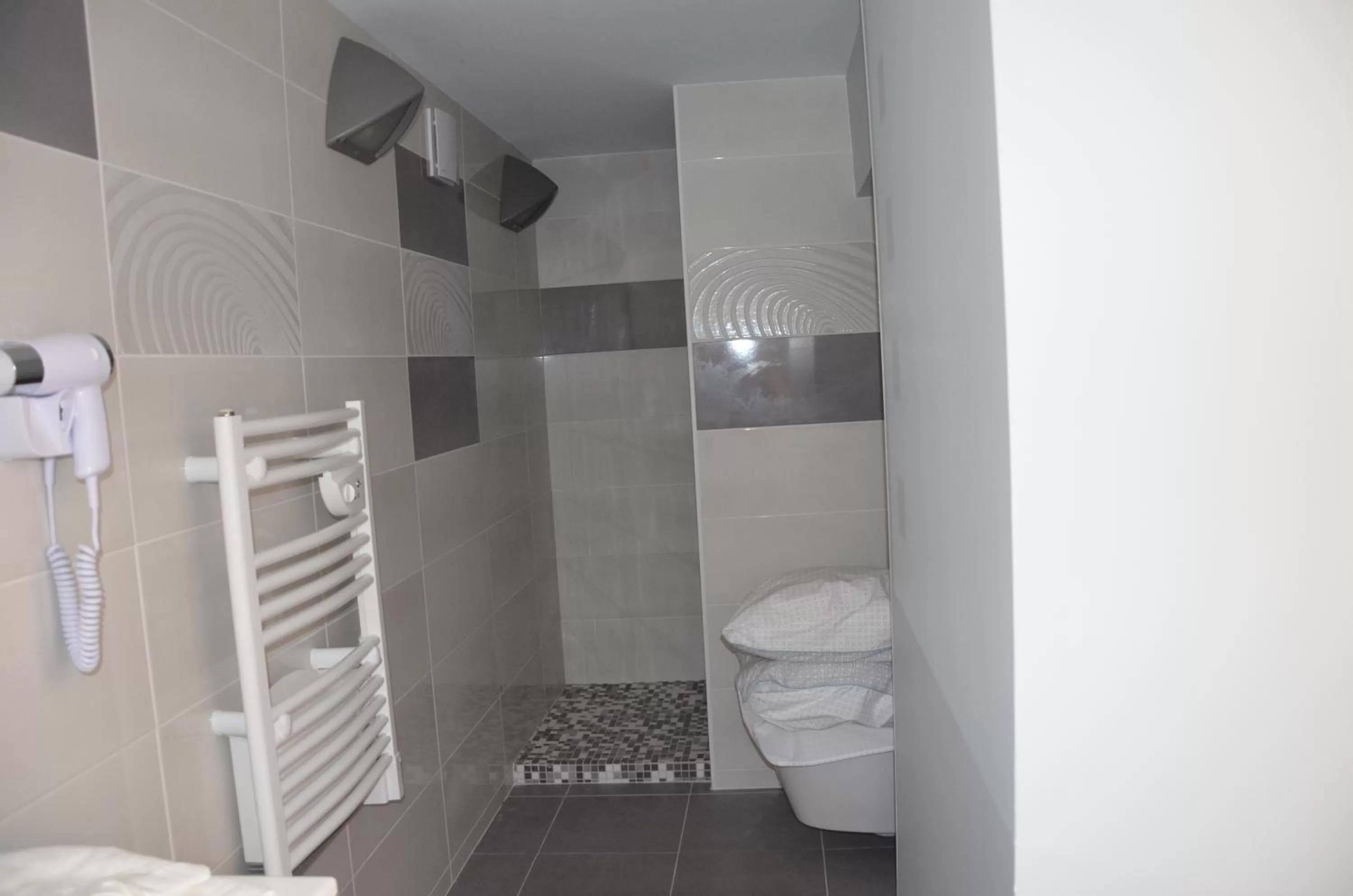 Bathroom, Bed in Chambre D'hôtes Et Spa