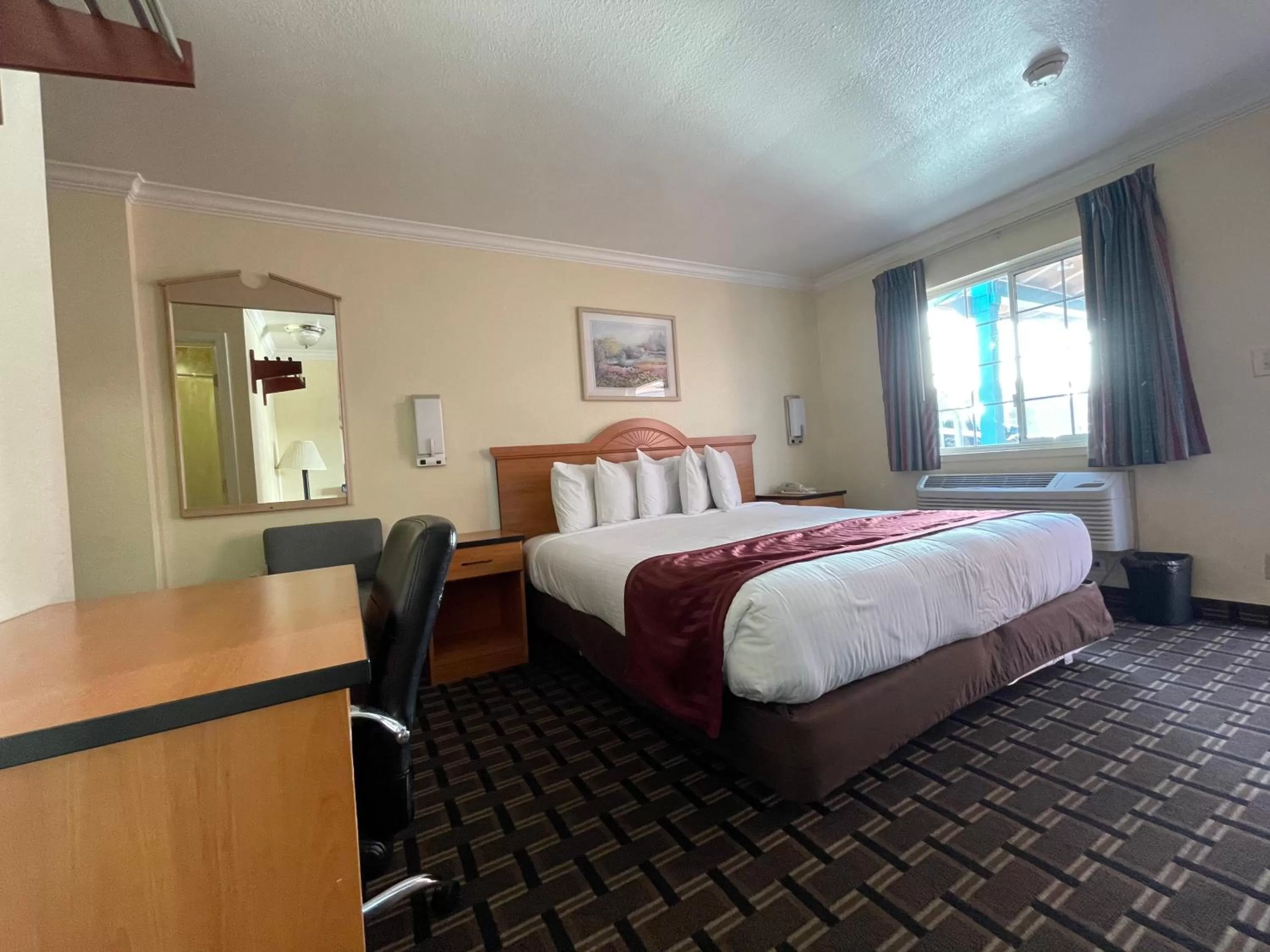 Photo of the whole room, Bed in Riverside Inn & Suites Santa Cruz