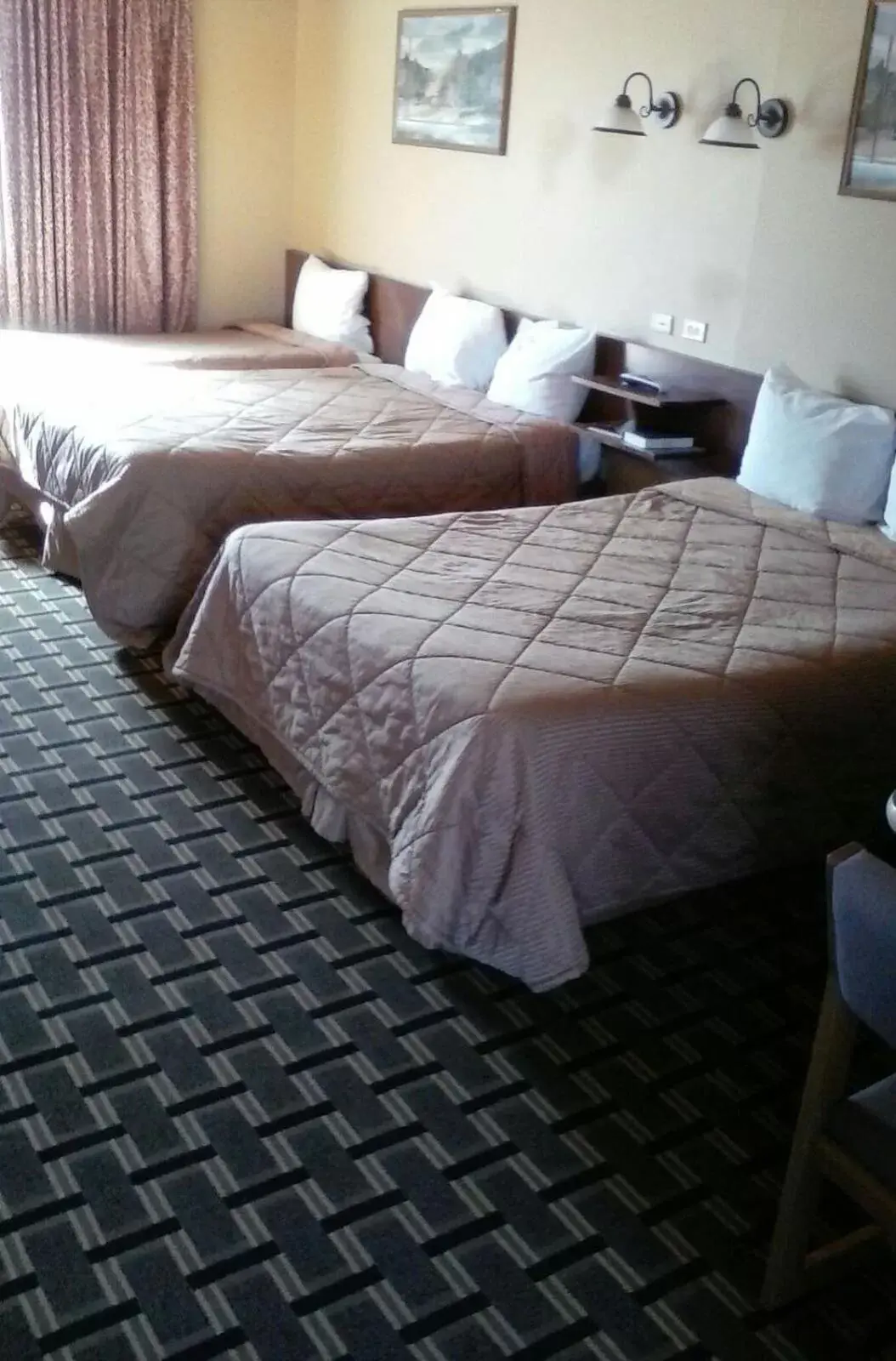 Bed in Travelodge by Wyndham Evanston