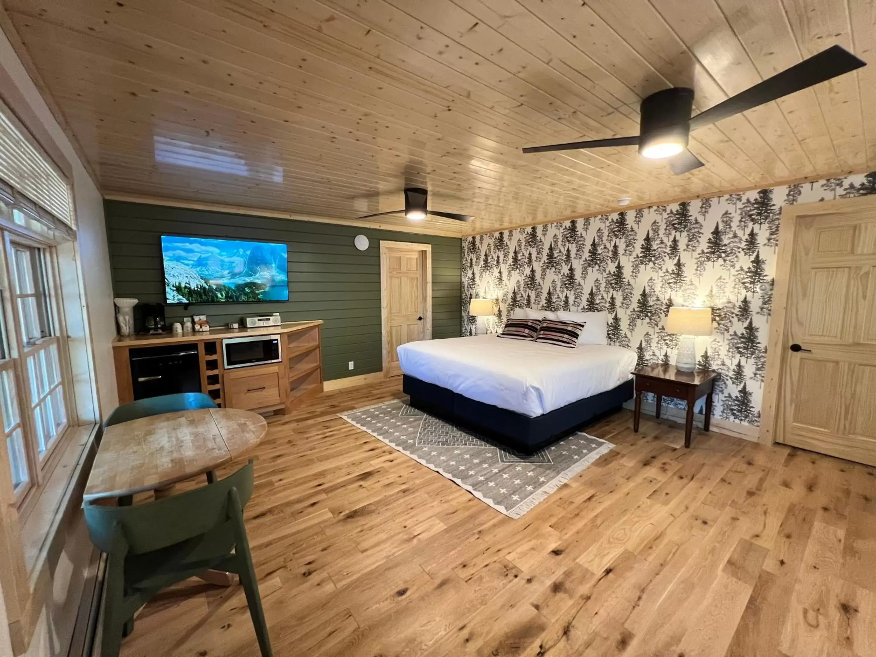 Double Room with Mountain View in Thomsonite Inn on Lake Superior