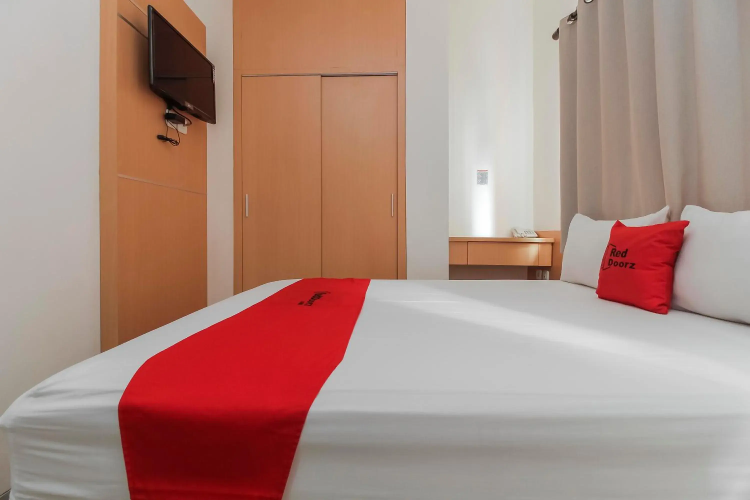 Bed in RedDoorz Plus near Galaxy Bekasi