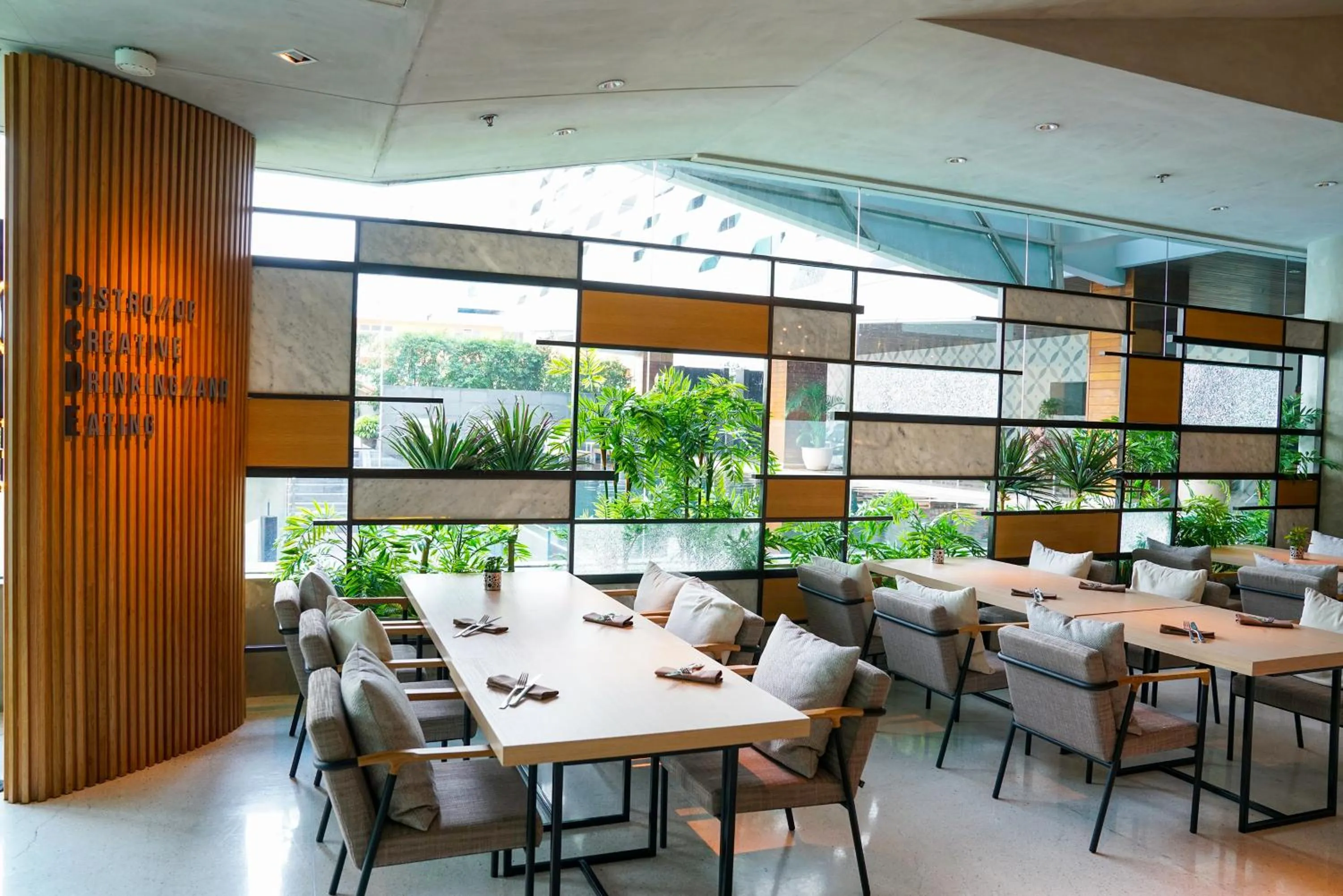 Restaurant/places to eat in LiT BANGKOK Hotel