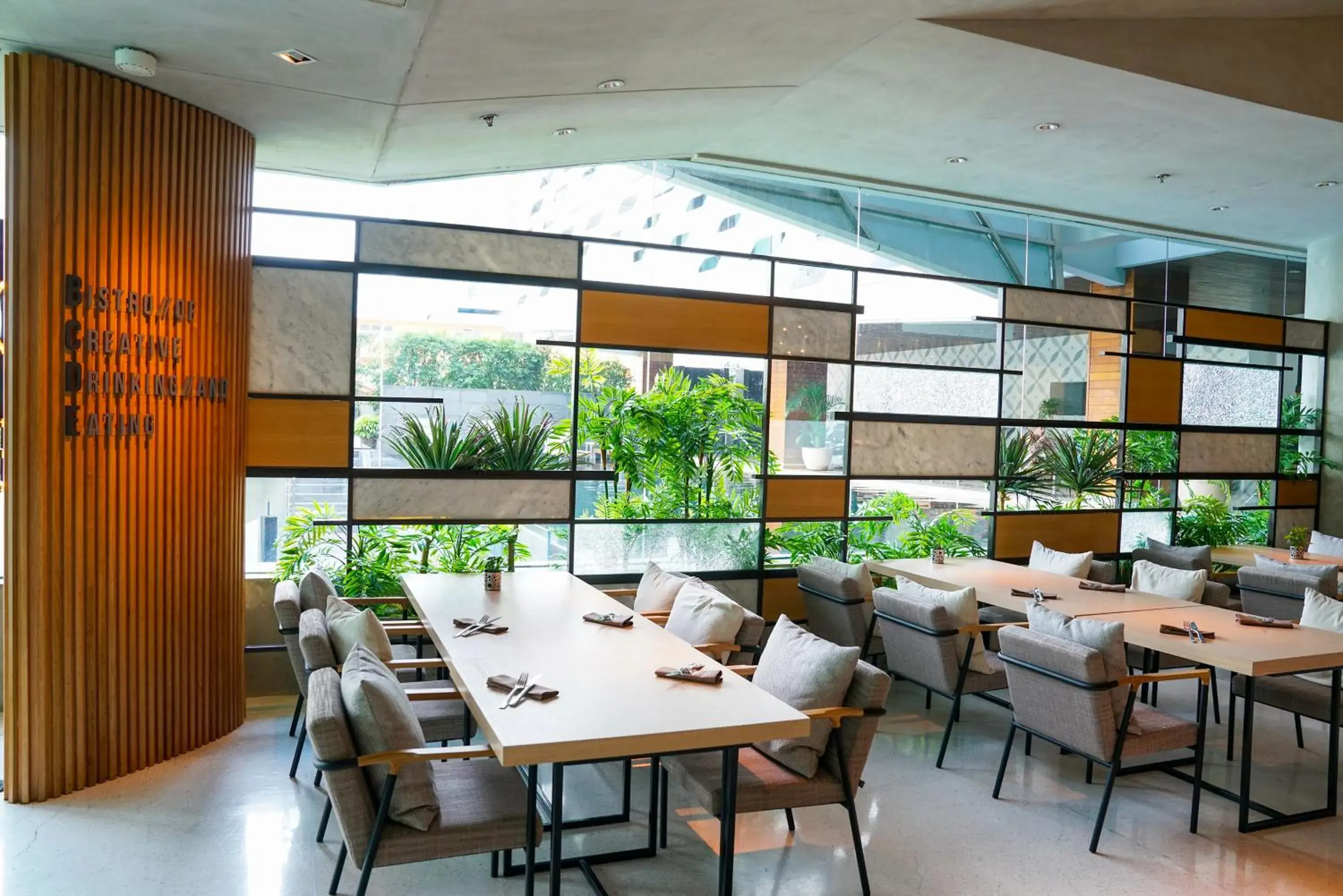 Restaurant/Places to Eat in LiT BANGKOK Hotel - SHA Extra Plus