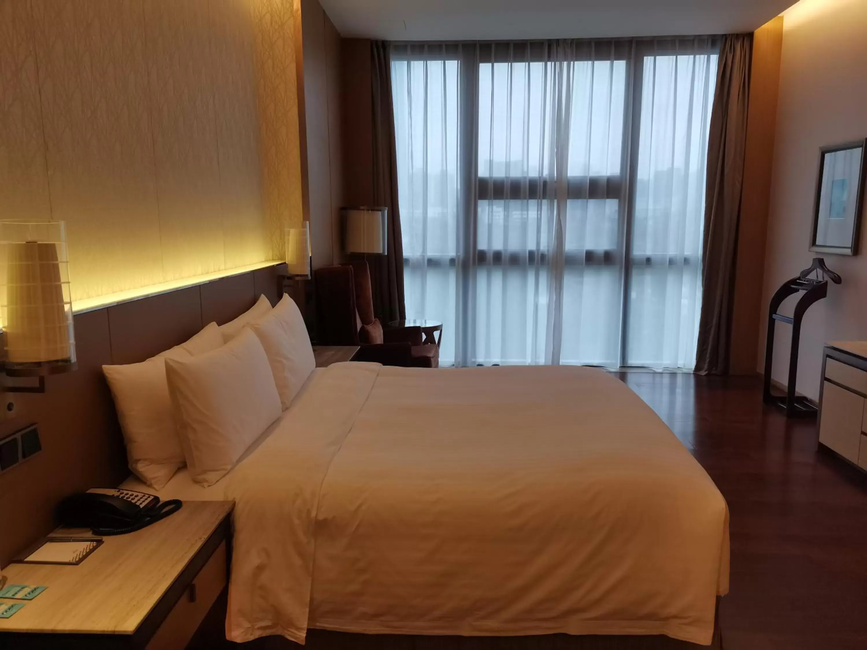 Quiet street view, Bed in The OCT Harbour, Shenzhen - Marriott Executive Apartments