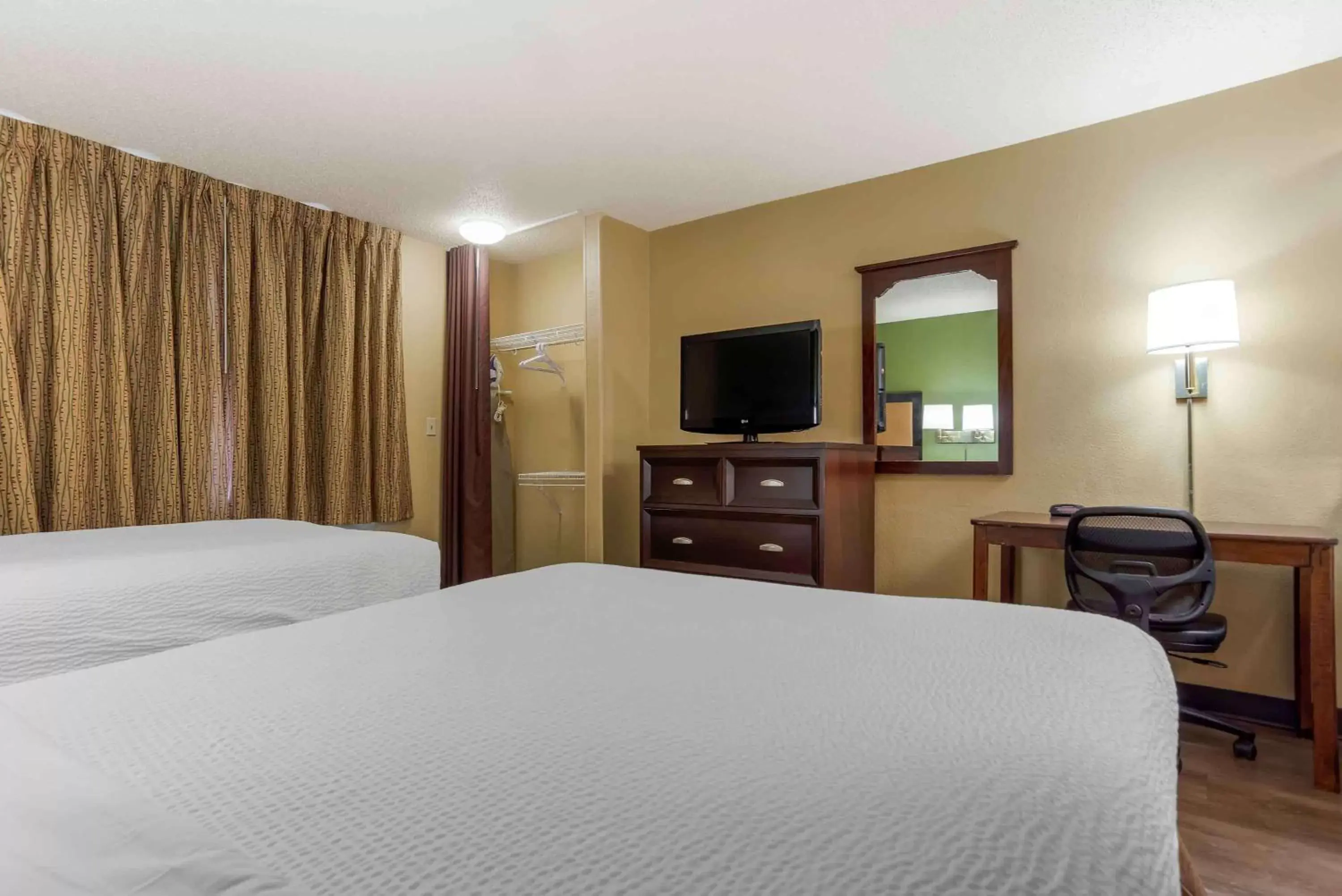 Bedroom, Bed in Extended Stay America Suites - New Orleans - Metairie