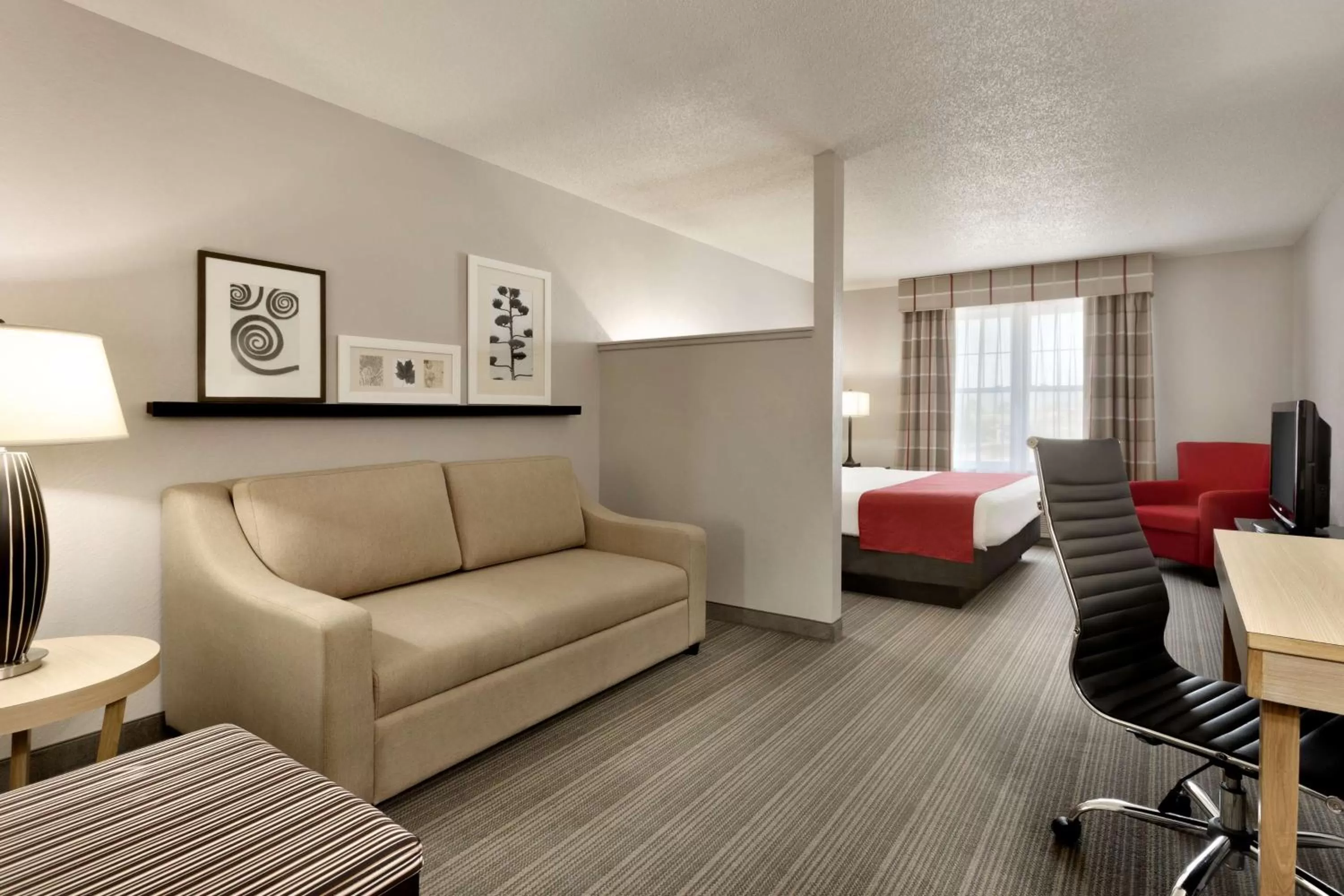 King Suite in Country Inn & Suites by Radisson, Louisville East, KY