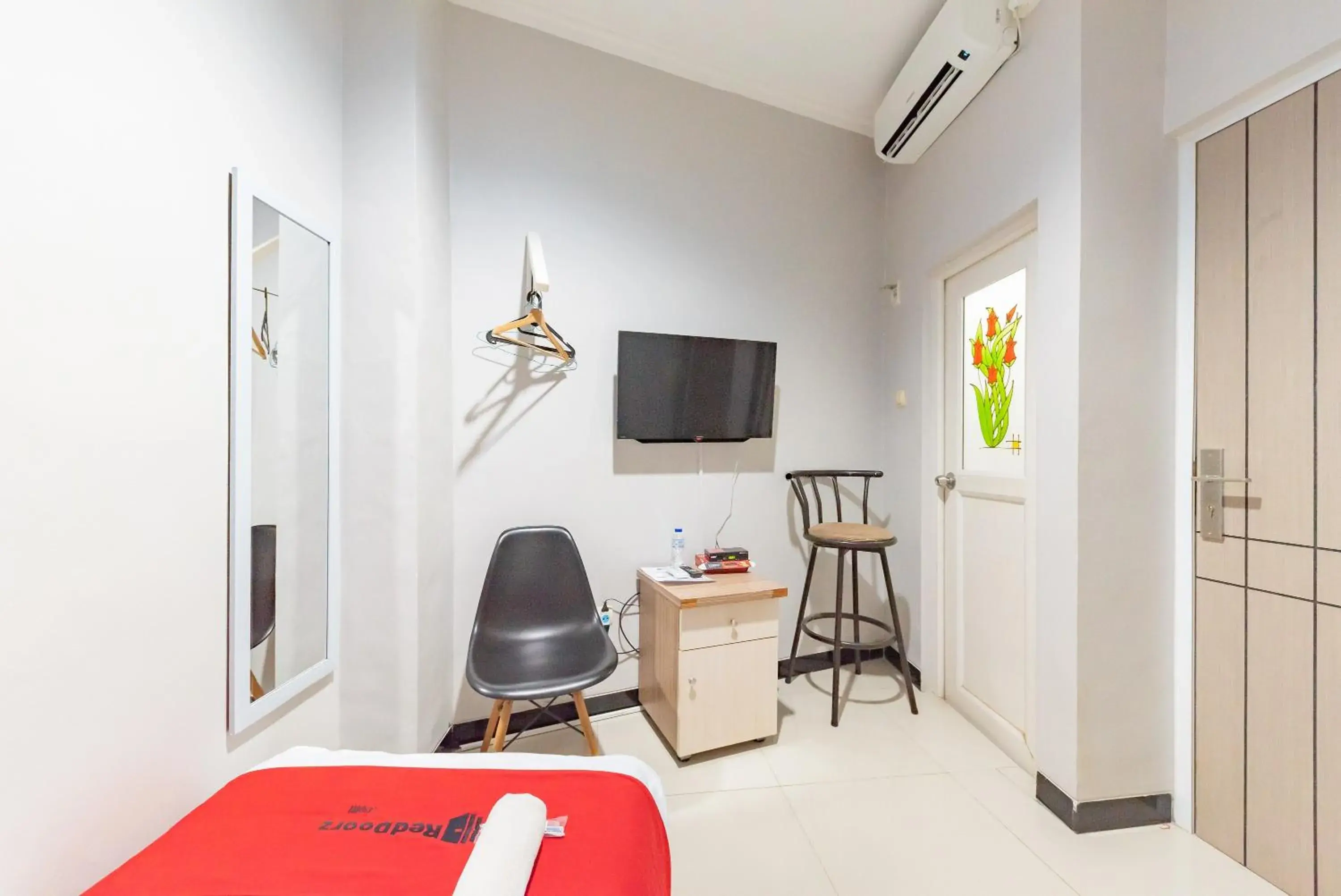 Bed, TV/Entertainment Center in RedDoorz near Botani Square Mall