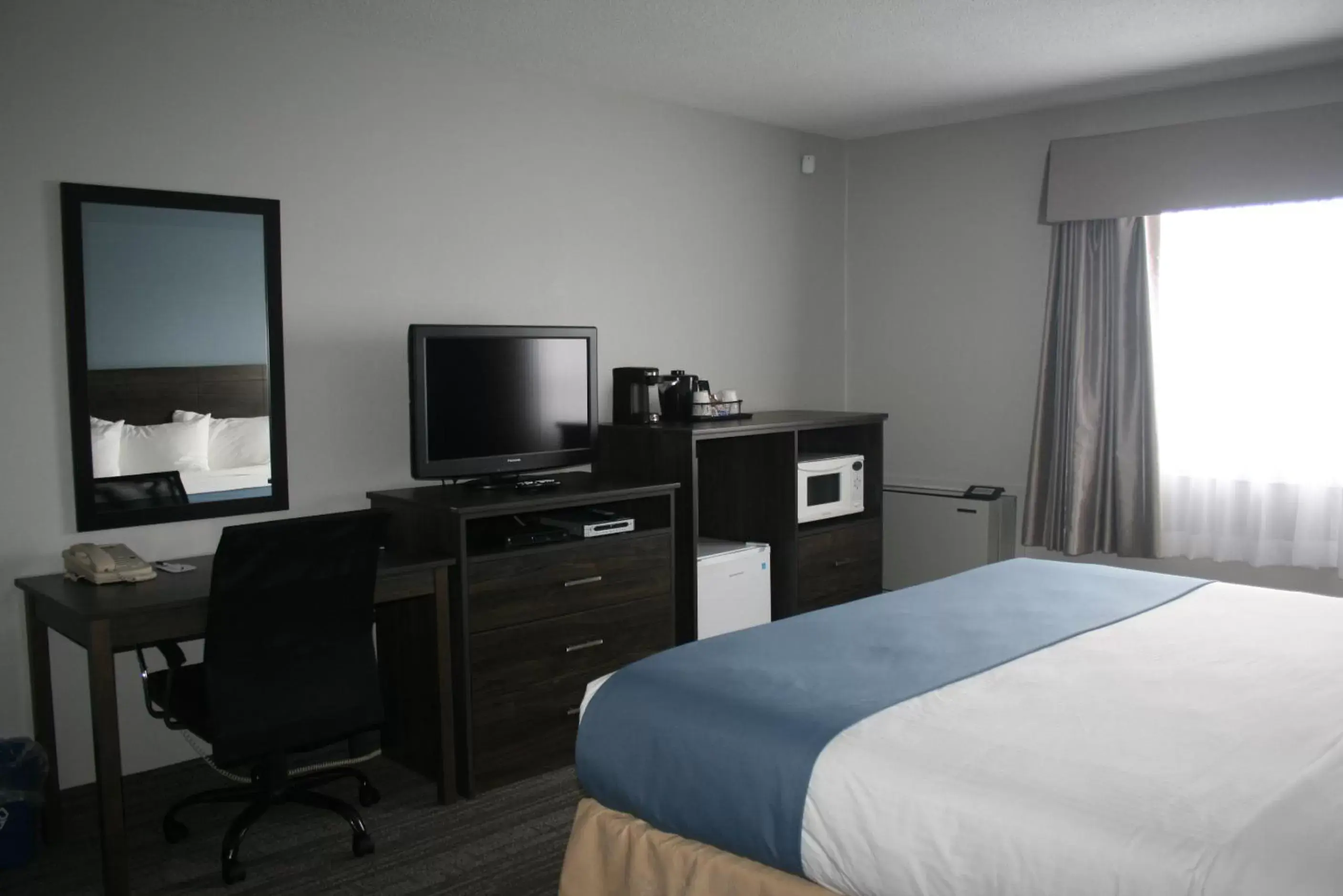 Bedroom, TV/Entertainment Center in Travelodge Suites by Wyndham New Glasgow