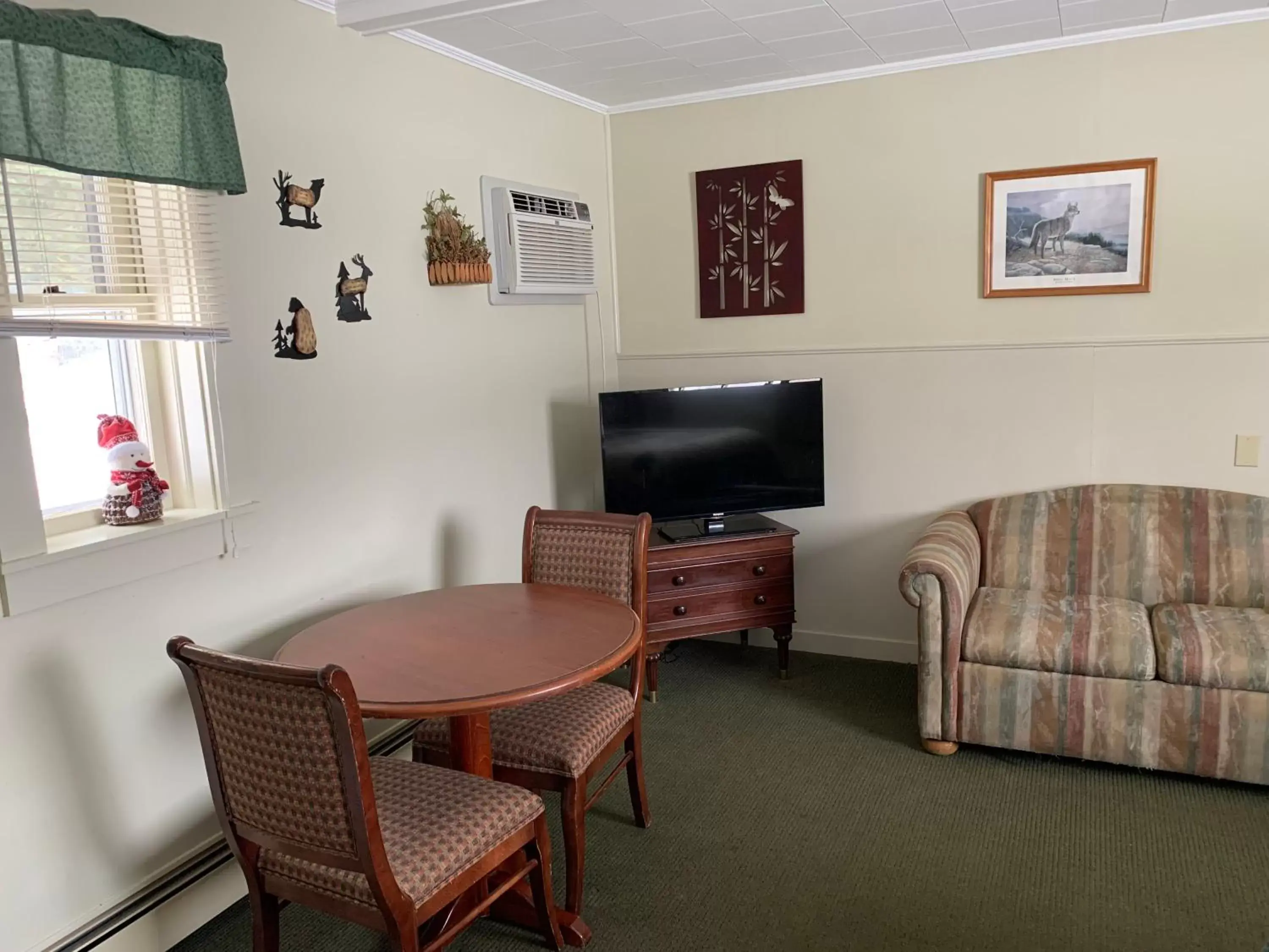 Seating Area in carrollmotel and cottages