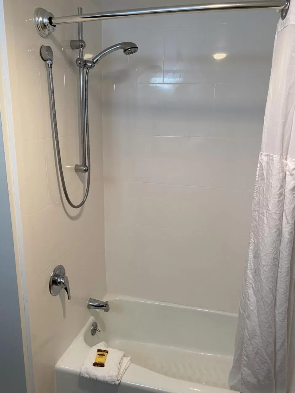 Shower in Best Western Plus Brunswick Bath