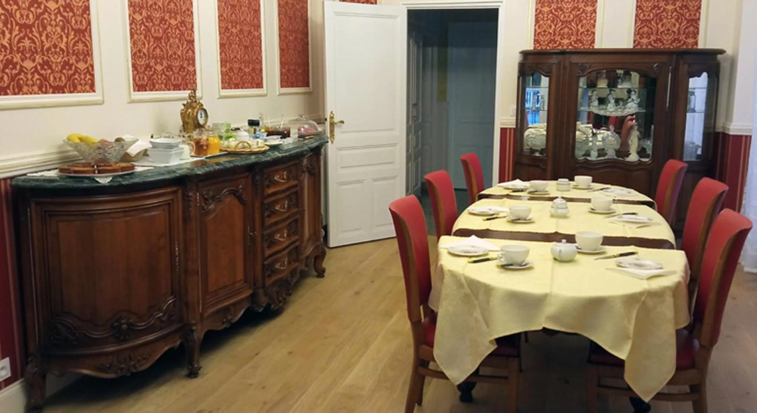 Dining area in Logis Vélès