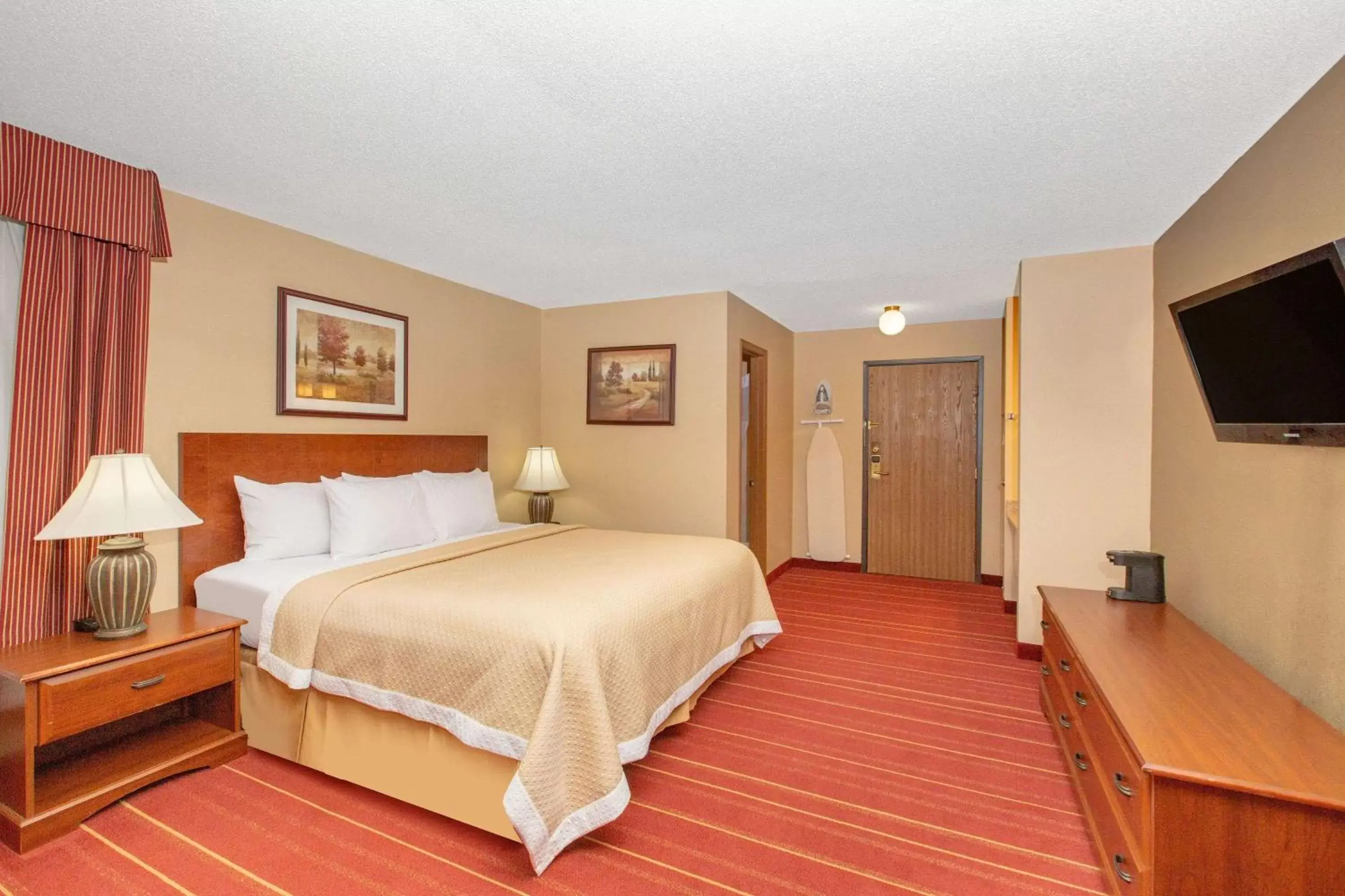 Photo of the whole room, Bed in Days Inn by Wyndham Salina I-70