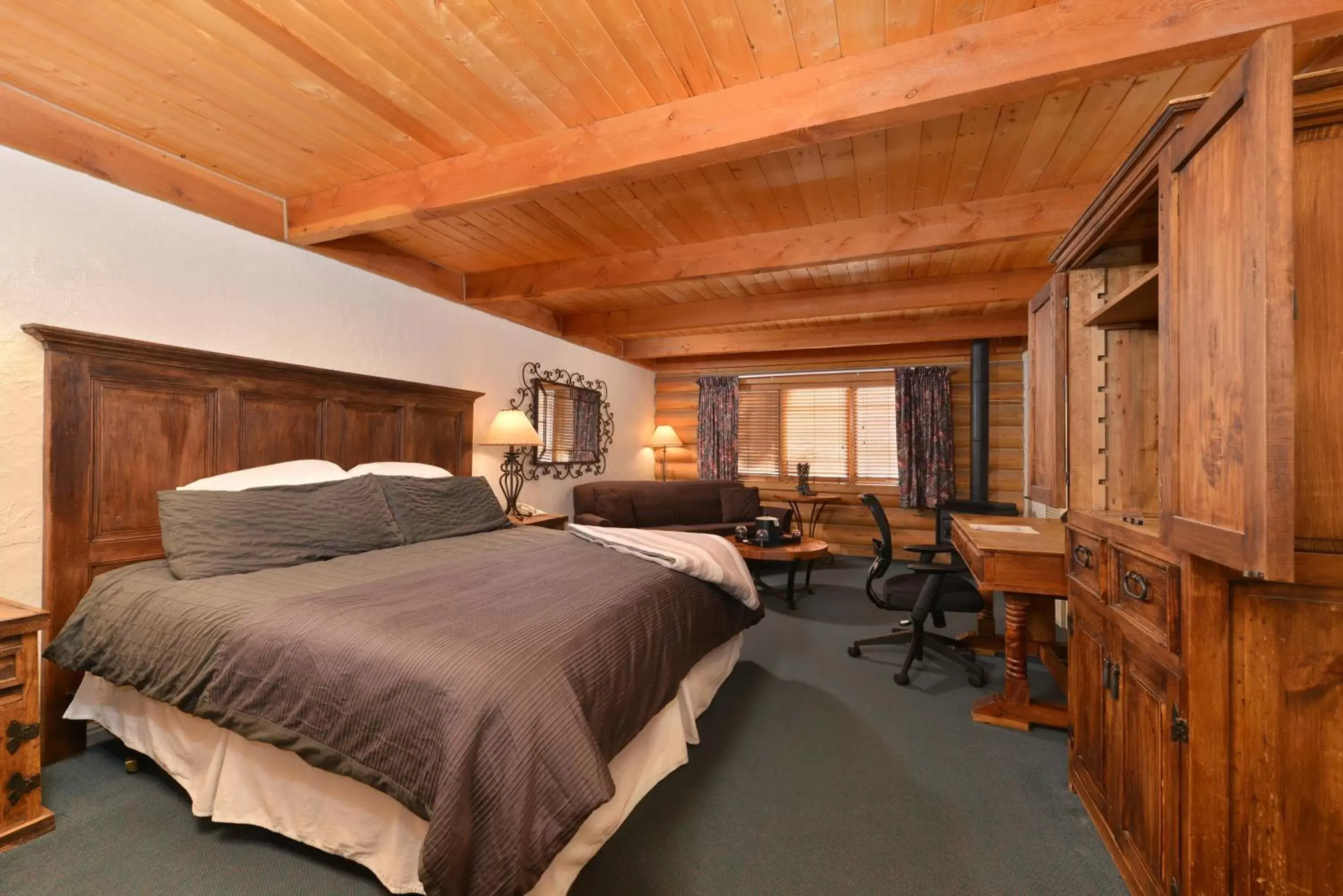 Photo of the whole room, Bed in The Boulder Creek Lodge