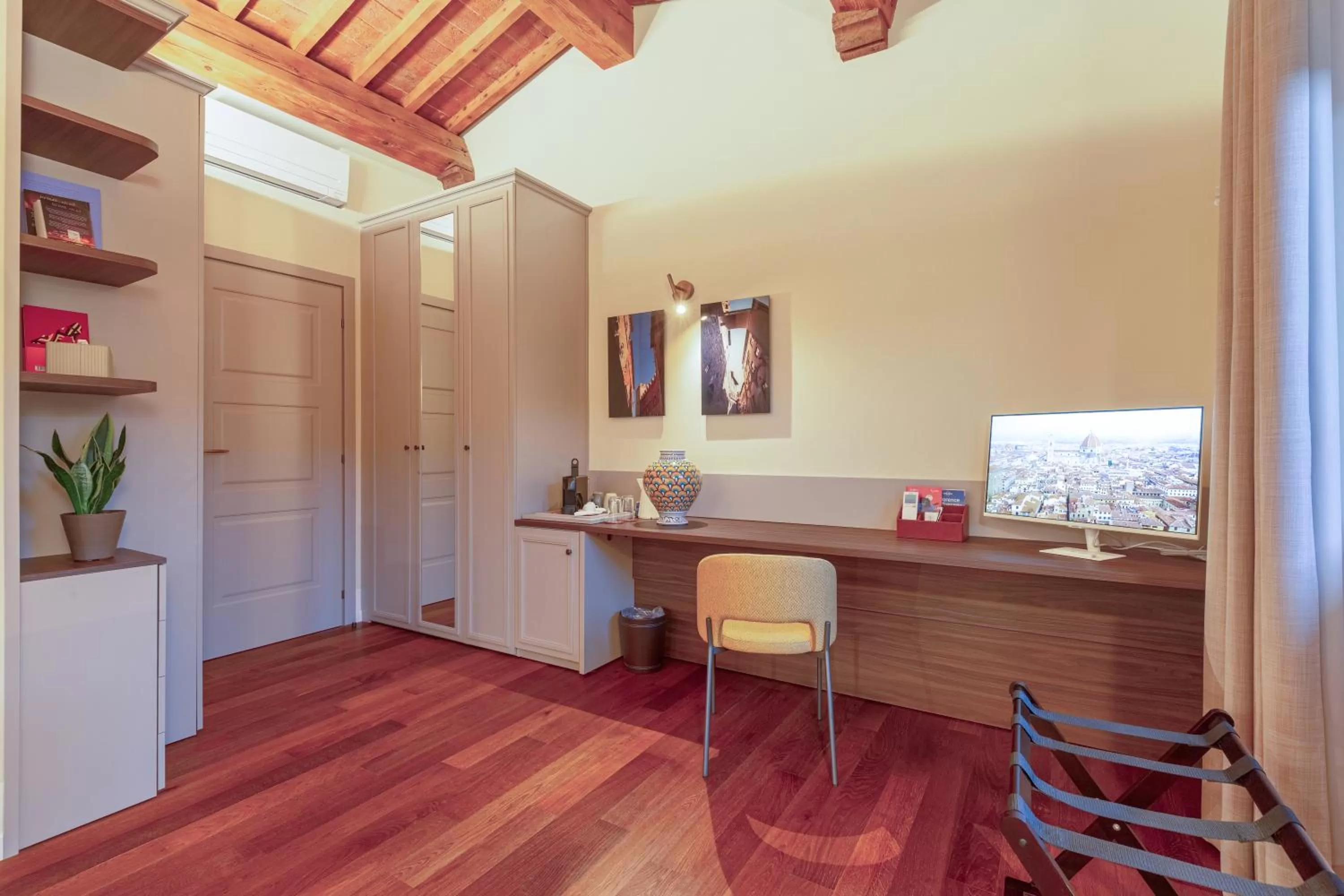 TV and multimedia, TV/Entertainment Center in Dimora Le Torri - Boutique Luxury Suites in Florence Historic Centre - Adults Only