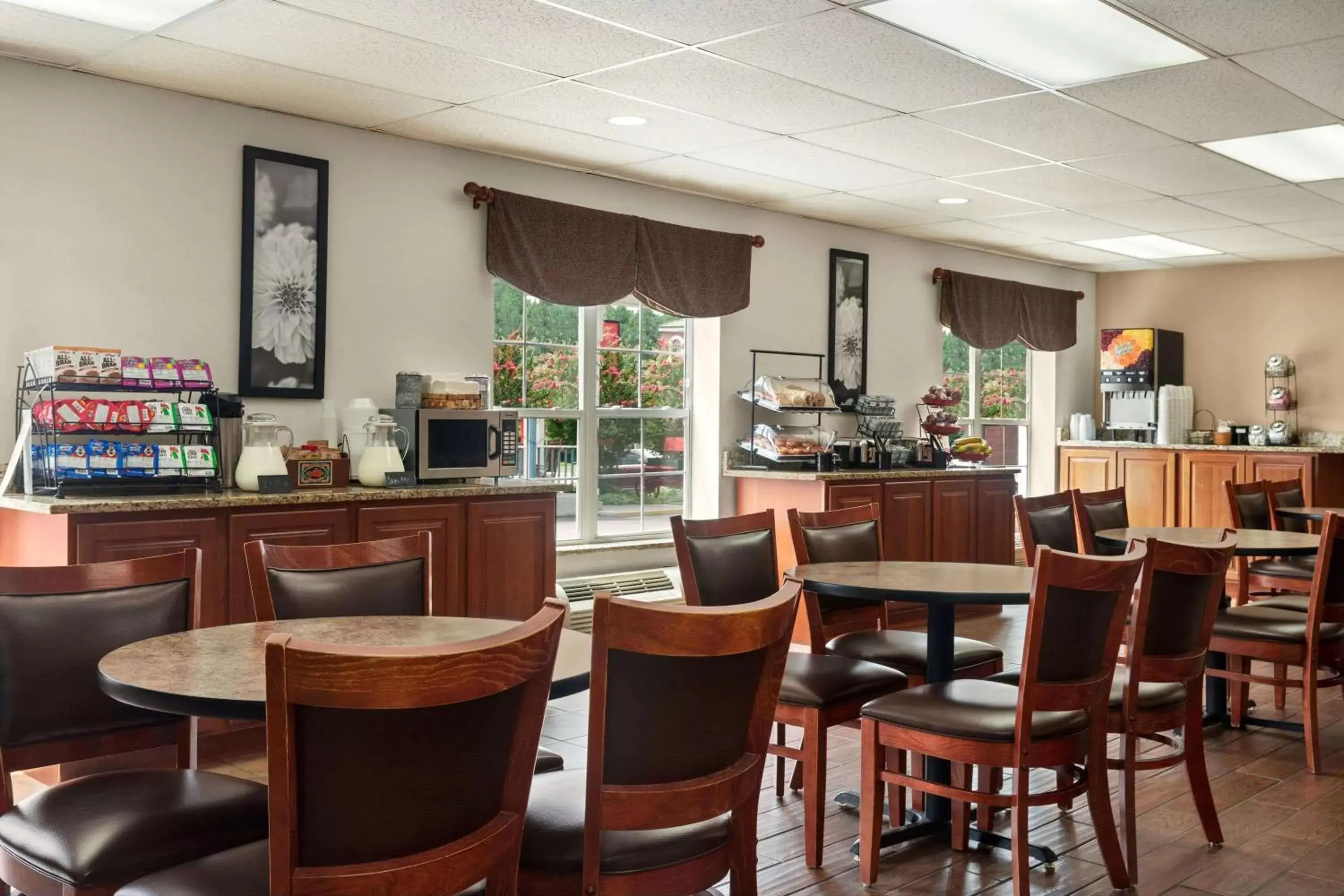 Restaurant/places to eat in Ramada by Wyndham Pigeon Forge North Restaurant/places to eat in Ramada by Wyndham Pigeon Forge North