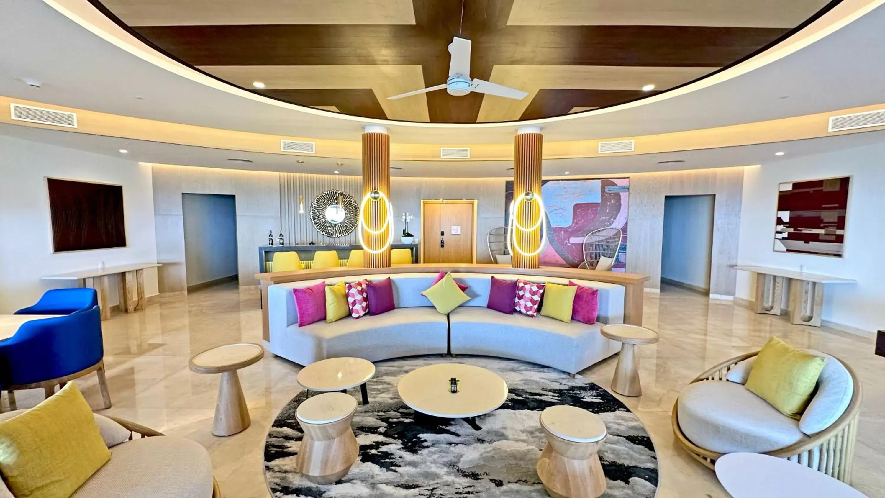 Living room, Lounge/Bar in Royalton Splash Riviera Cancun, An Autograph Collection All-Inclusive Resort