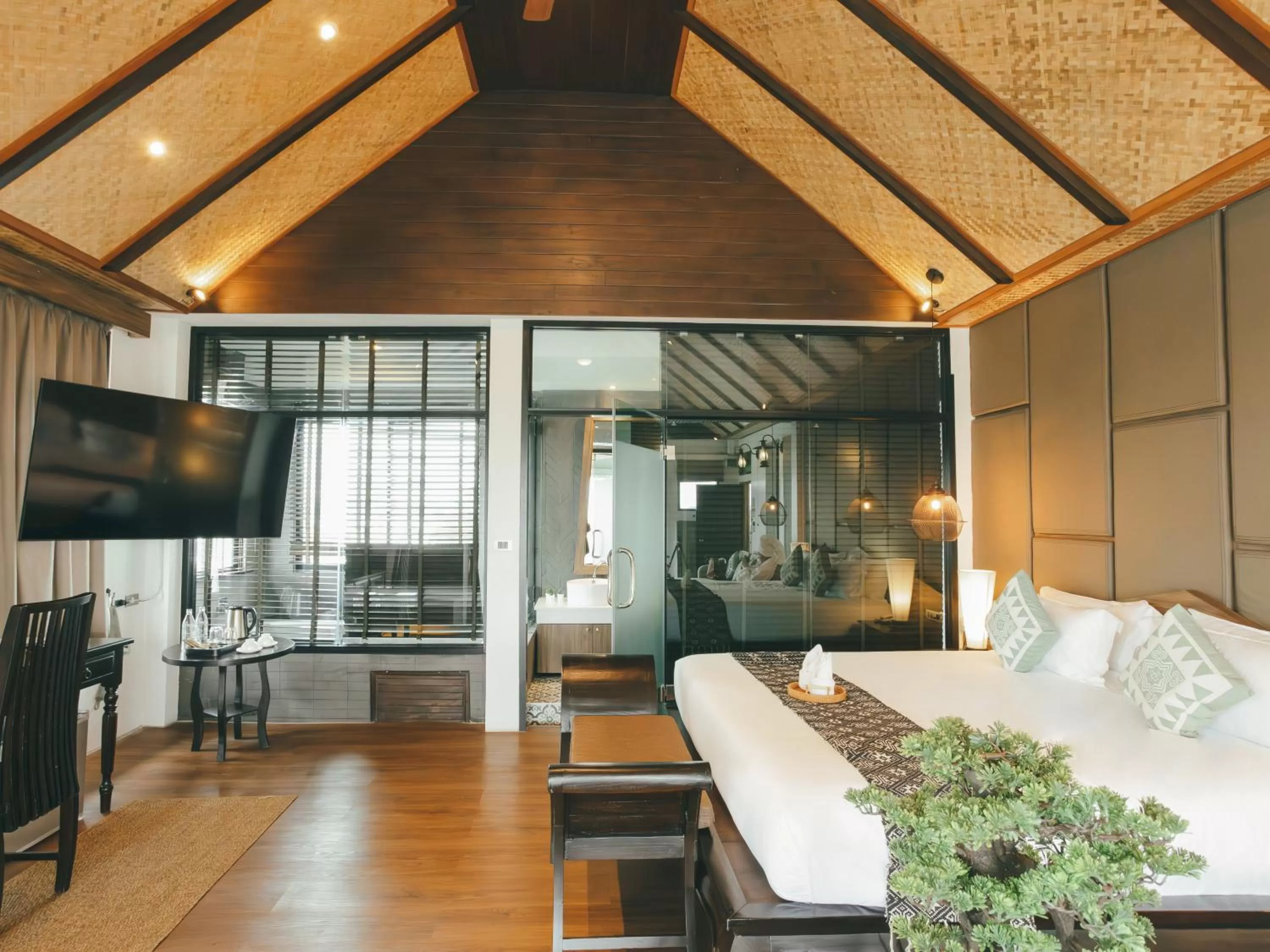 THEE Kashatharn by TH District