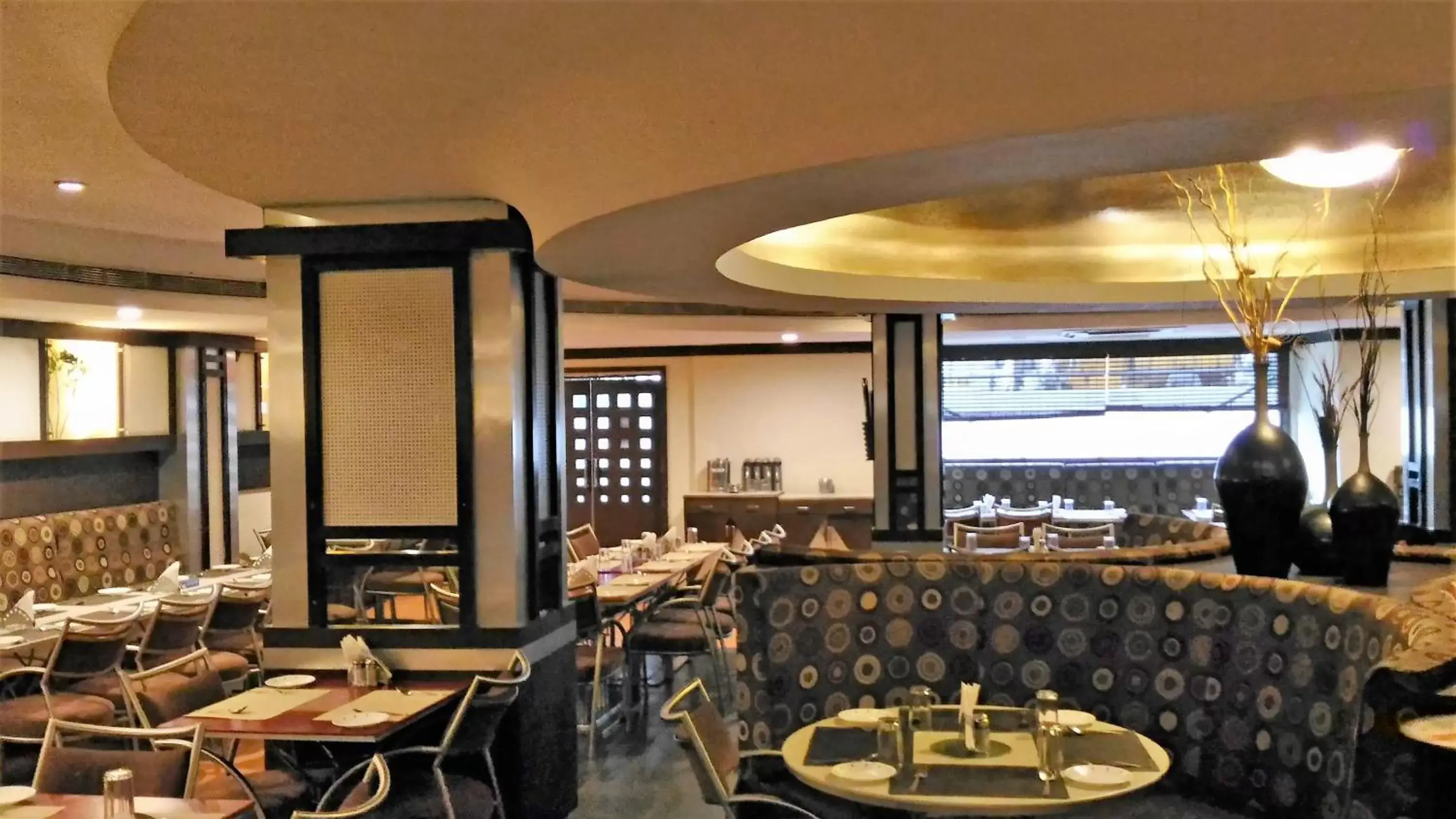 Restaurant/Places to Eat in Taj Tristar