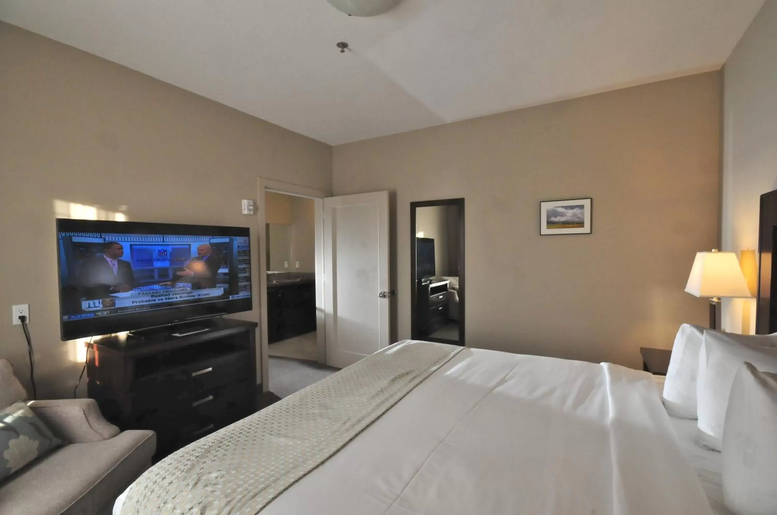 Bedroom, TV/Entertainment Center in Ramada by Wyndham Emerald Park/Regina East