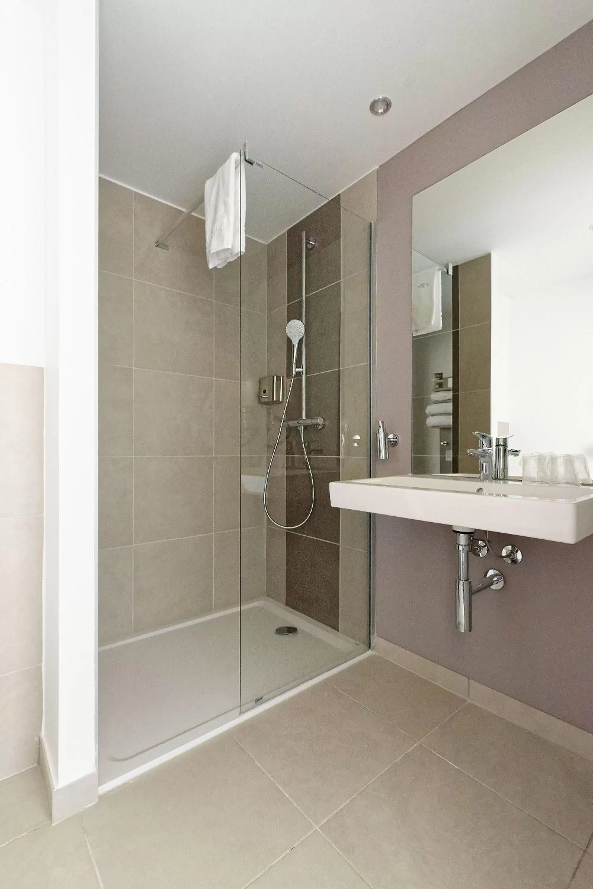 Toilet in Hôtel AKENA Besançon