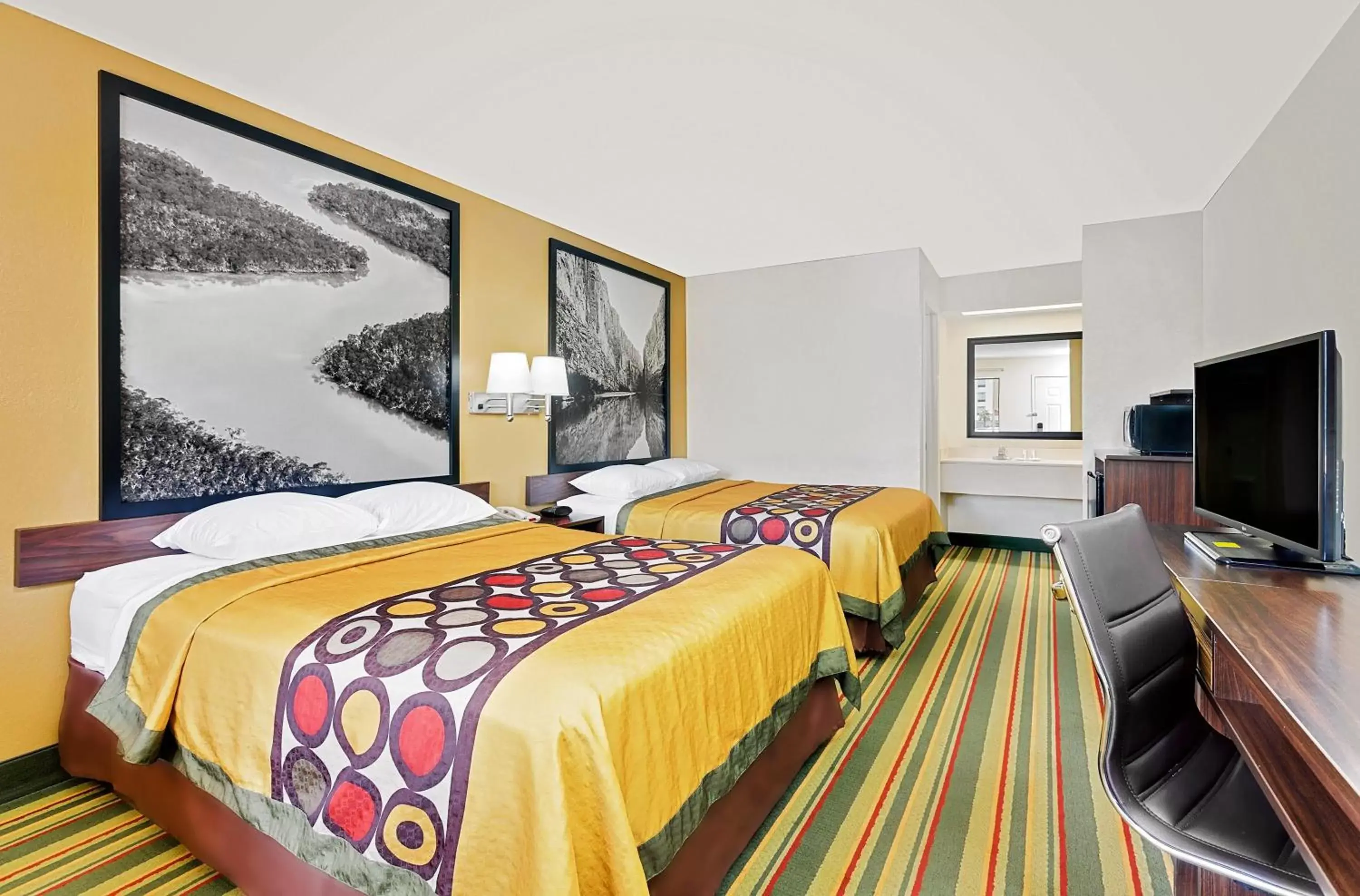 Bed in Super 8 by Wyndham Byron/South Macon Bed in Super 8 by Wyndham Byron/South Macon