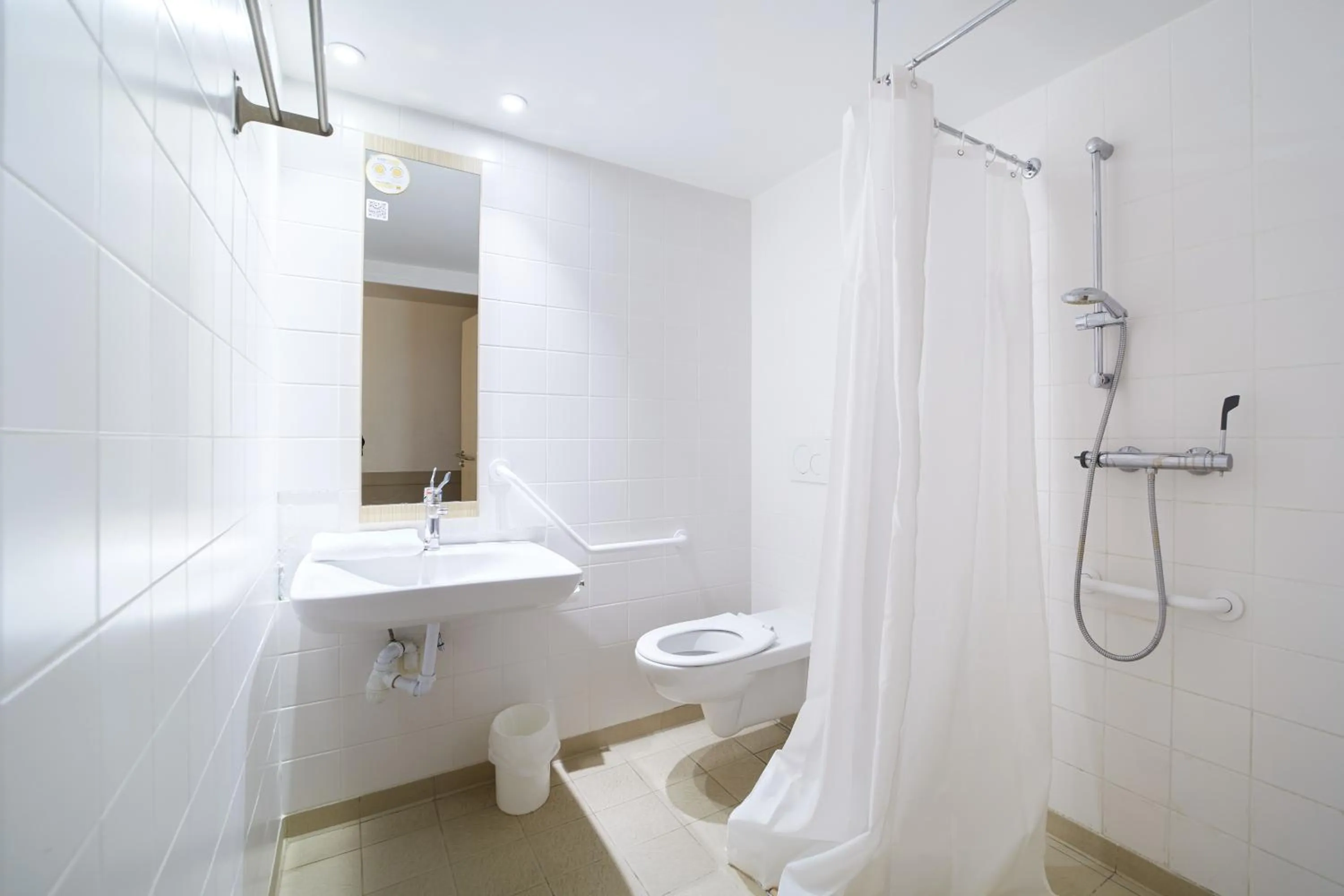 Bathroom in Première Classe Amiens