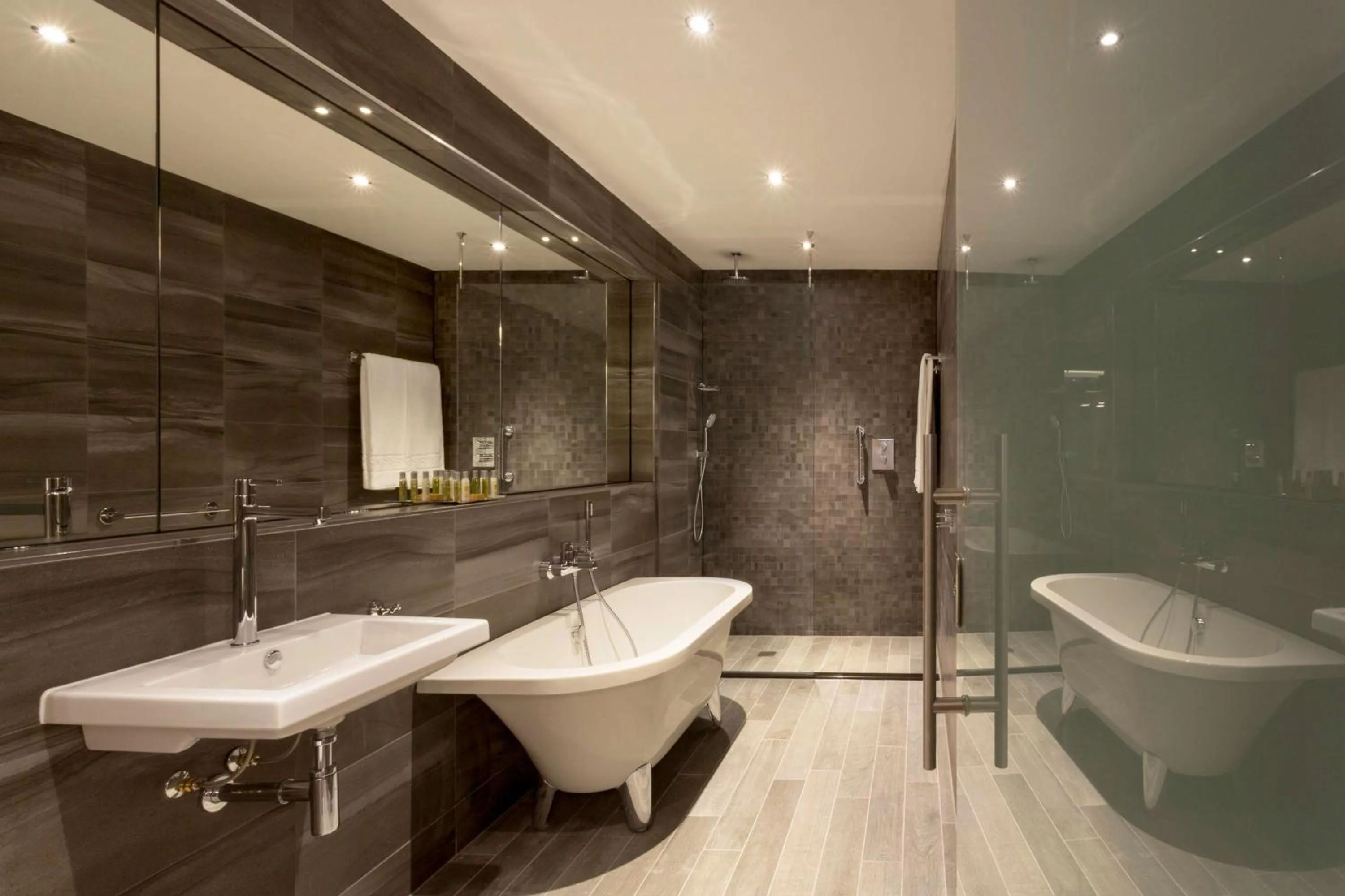 Bathroom in DoubleTree by Hilton Edinburgh - Queensferry Crossing