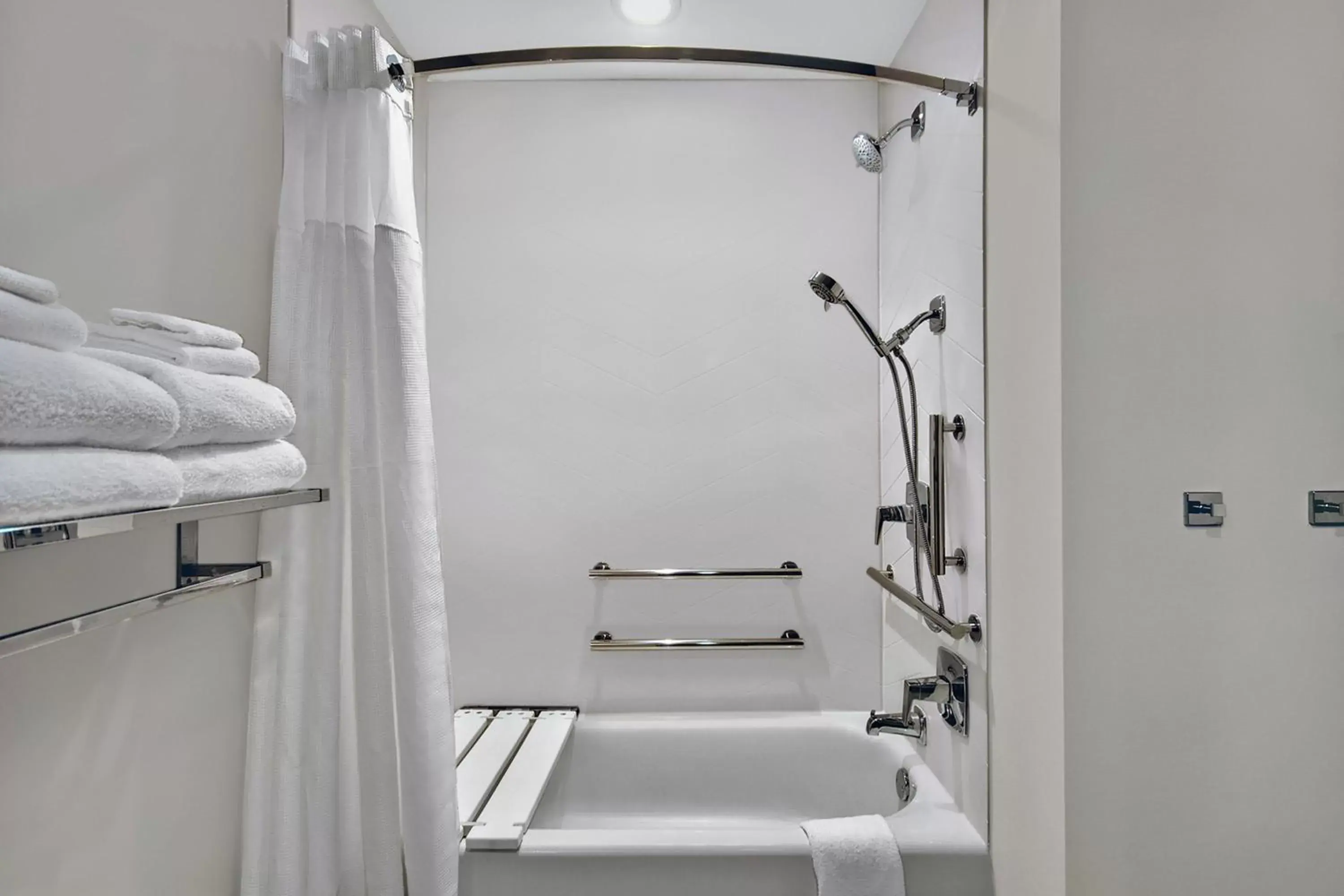 Bathroom in Fairfield by Marriott Inn & Suites Orlando at FLAMINGO CROSSINGS® Town Center