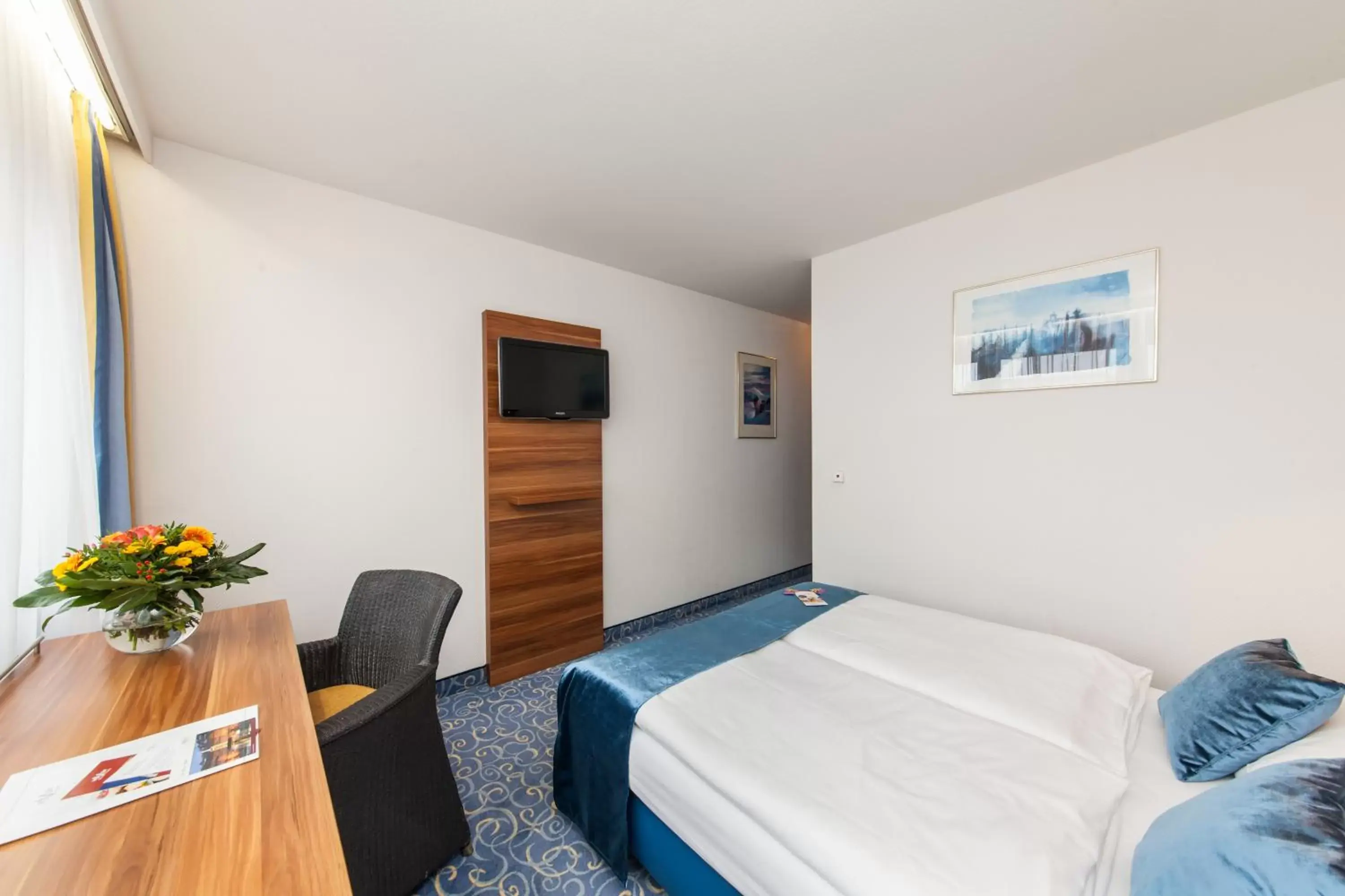 Photo of the whole room, Bed in Novum Hotel Strohgäu