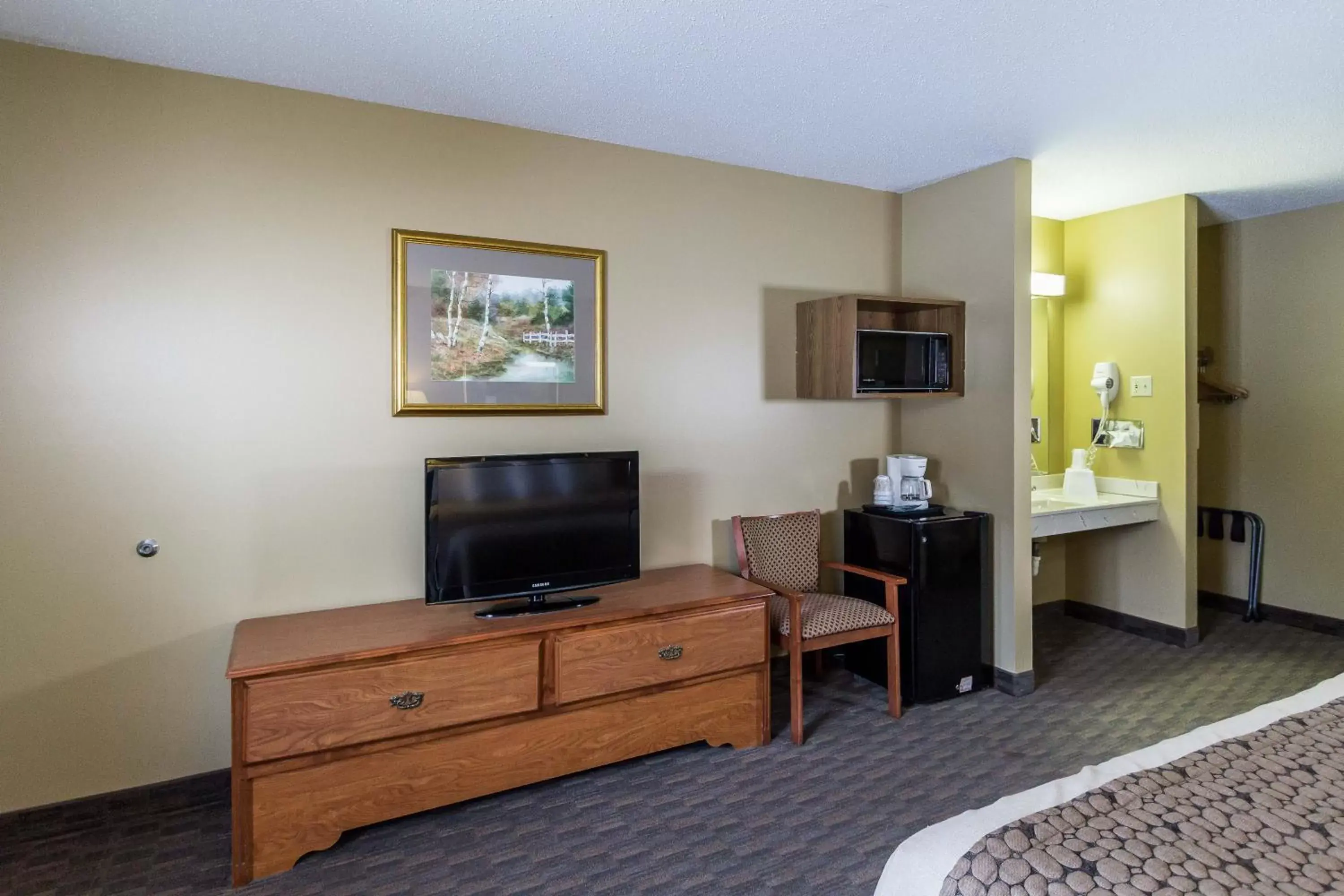 Photo of the whole room, TV/Entertainment Center in Governors Inn a Travelodge by Wyndham