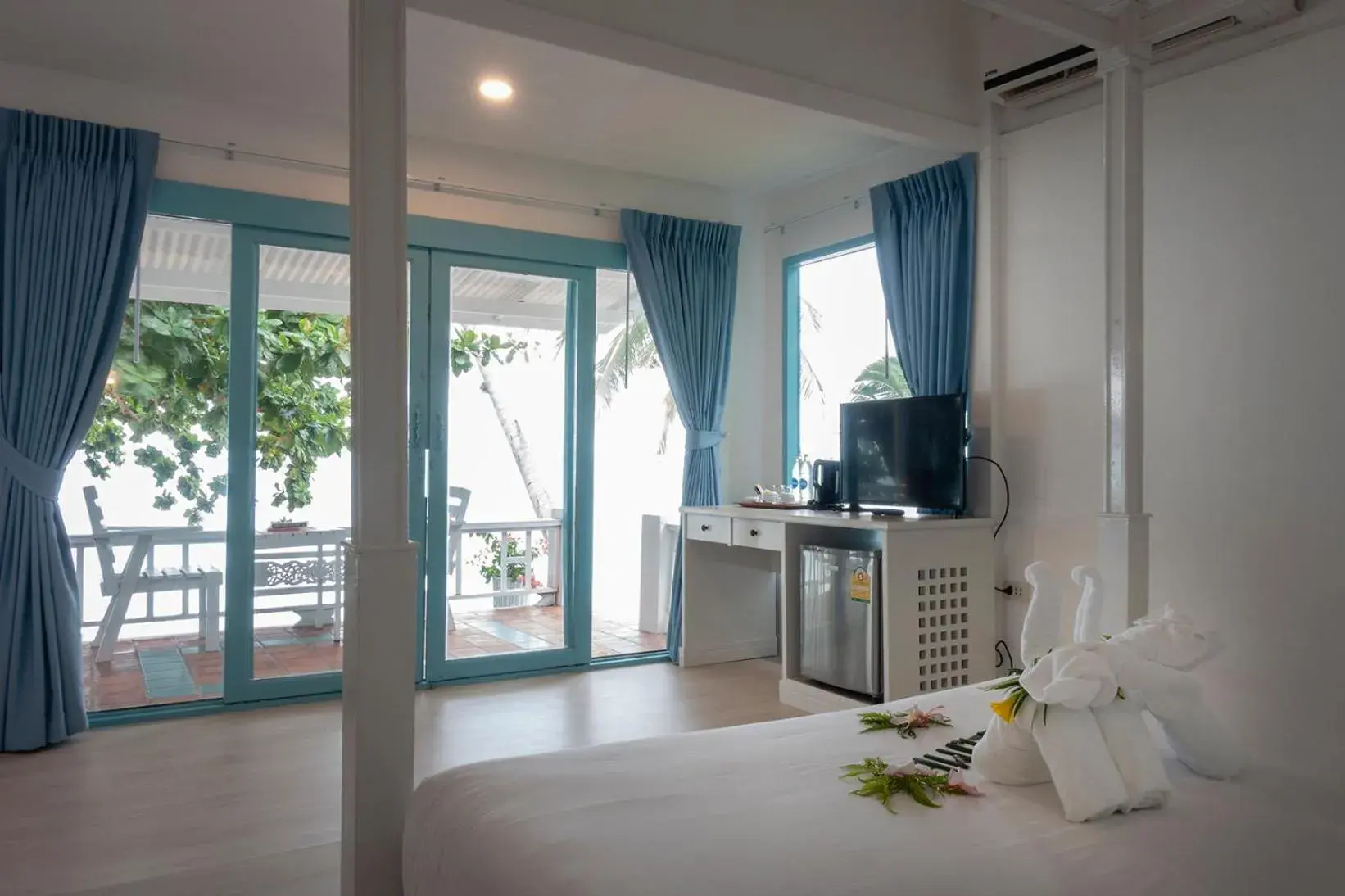 Bedroom, TV/Entertainment Center in Sand Sea Resort & Spa - Lamai Beach , Koh Samui