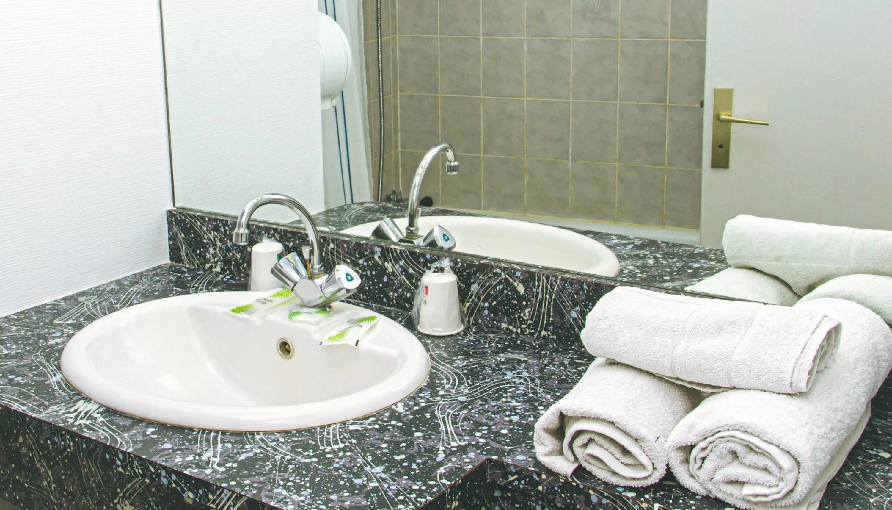 Bathroom in Le CESAR HOTEL