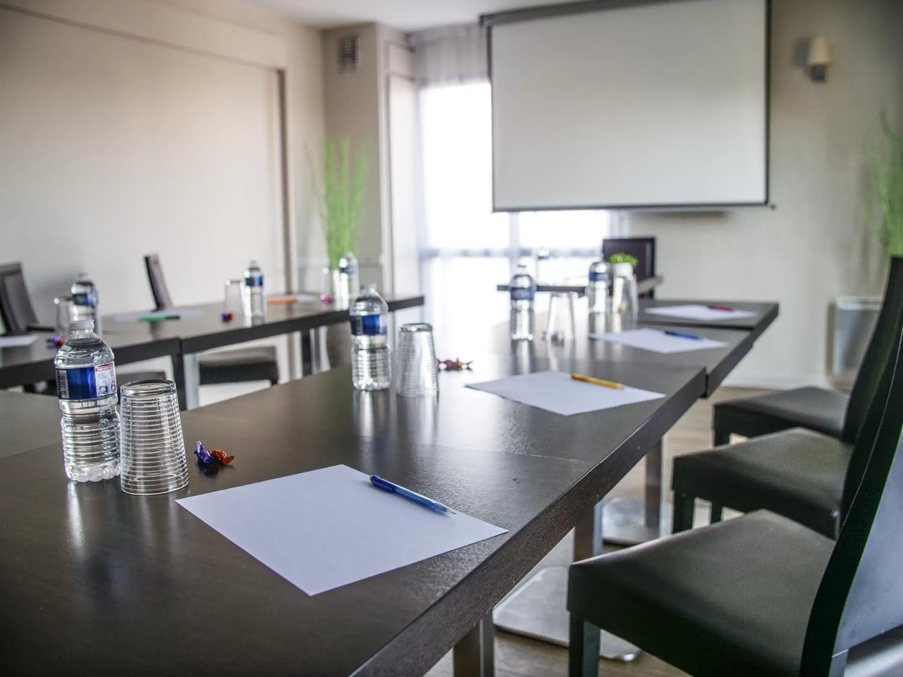 Business Area/Conference Room in Hôtel Inn Design - Restaurant L'Escale