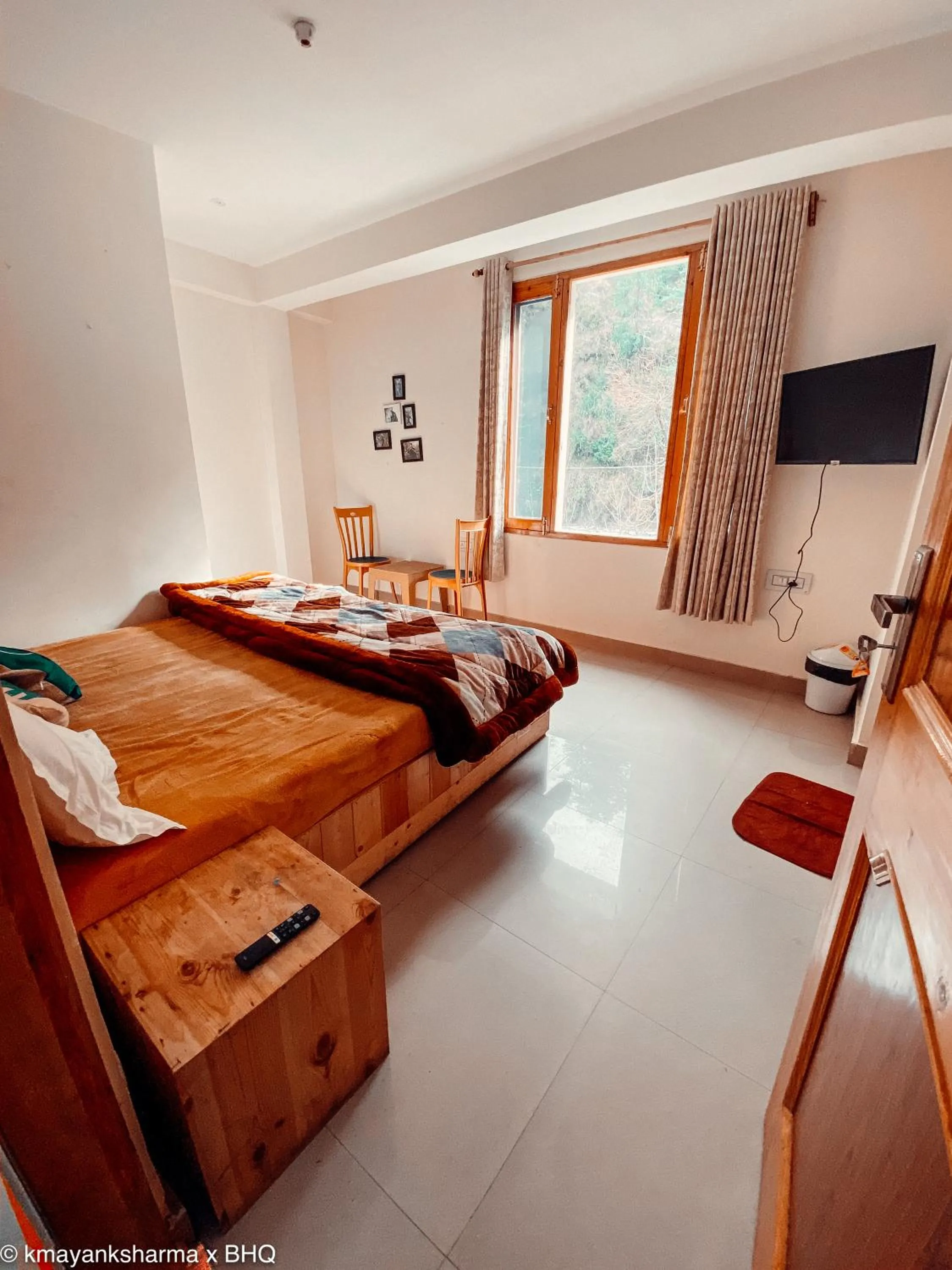 Photo of the whole room, Bed in Backpackers Headquarter Manali