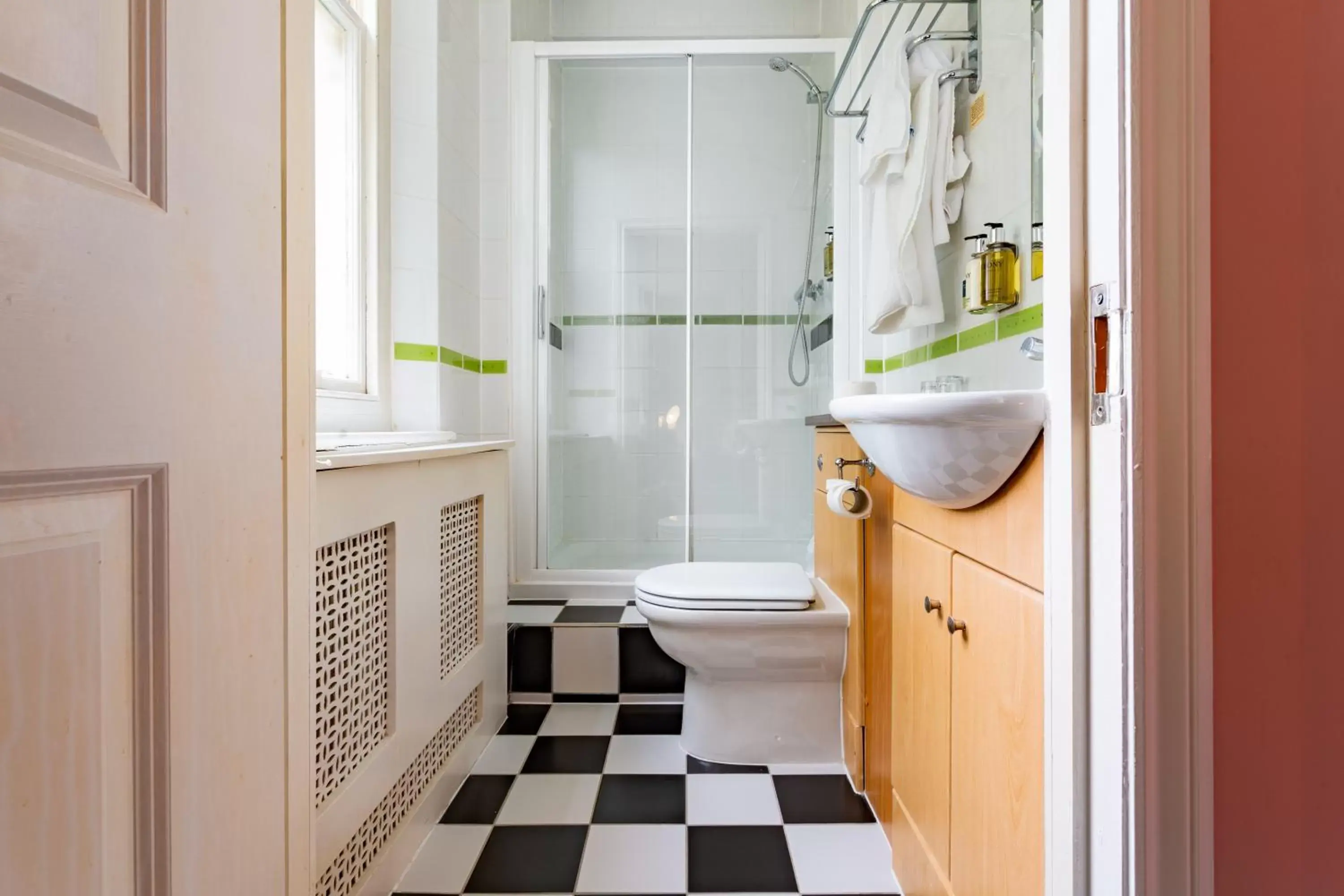 Bathroom in Woodland Manor Hotel